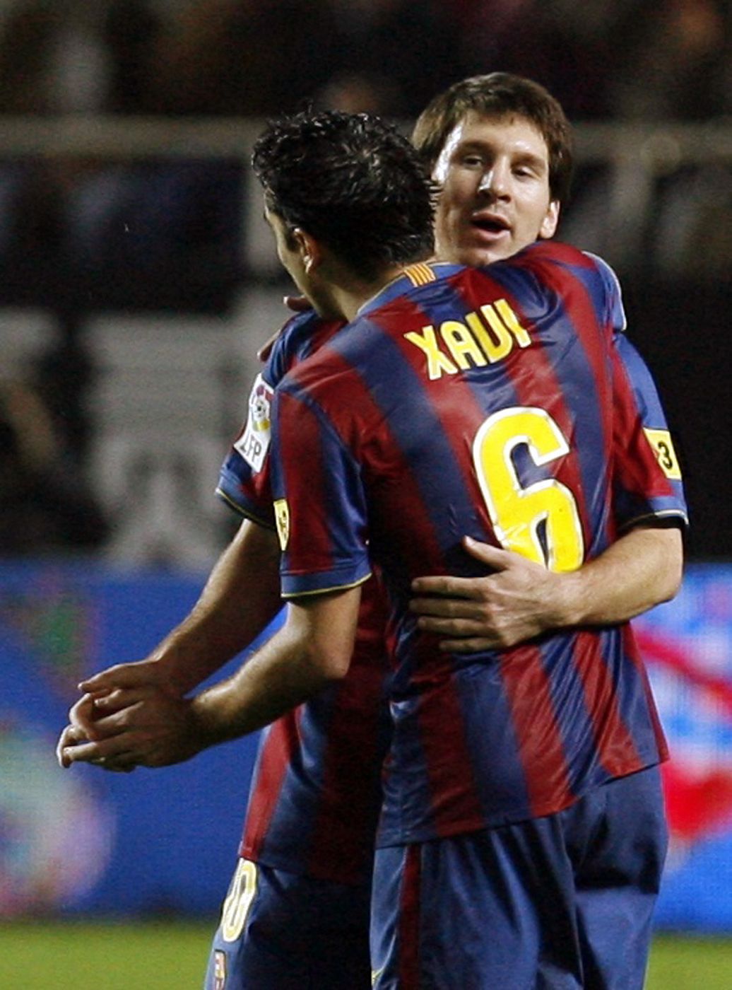 Xavi celebra junto a Messi el primer gol ante el Sevilla en el choque de Copa del Rey.