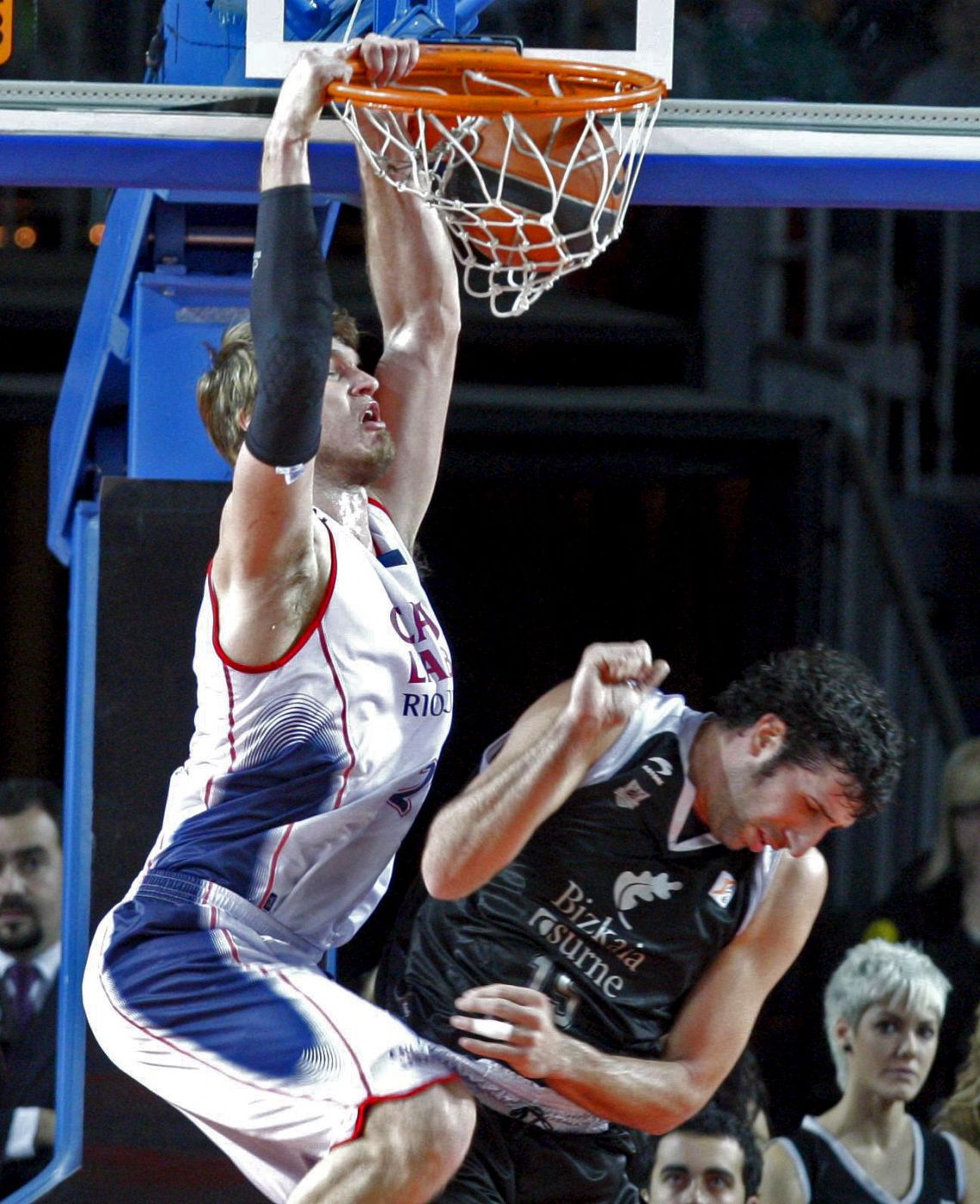 El pívot del Caja Laboral, Tiago Splitter, realiza un mate en el pasado partido de ACB ante el Bilbao Basket.