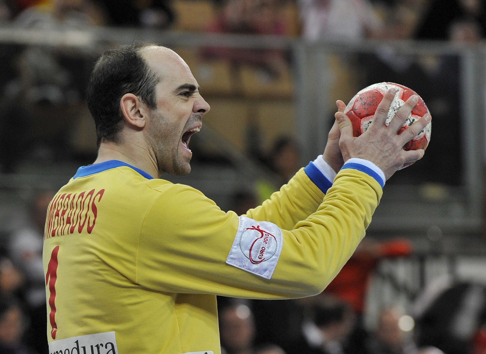 El portero de la selección española de balonmano, José Javier Hombrados, gesticula durante el partido ante Alemania.