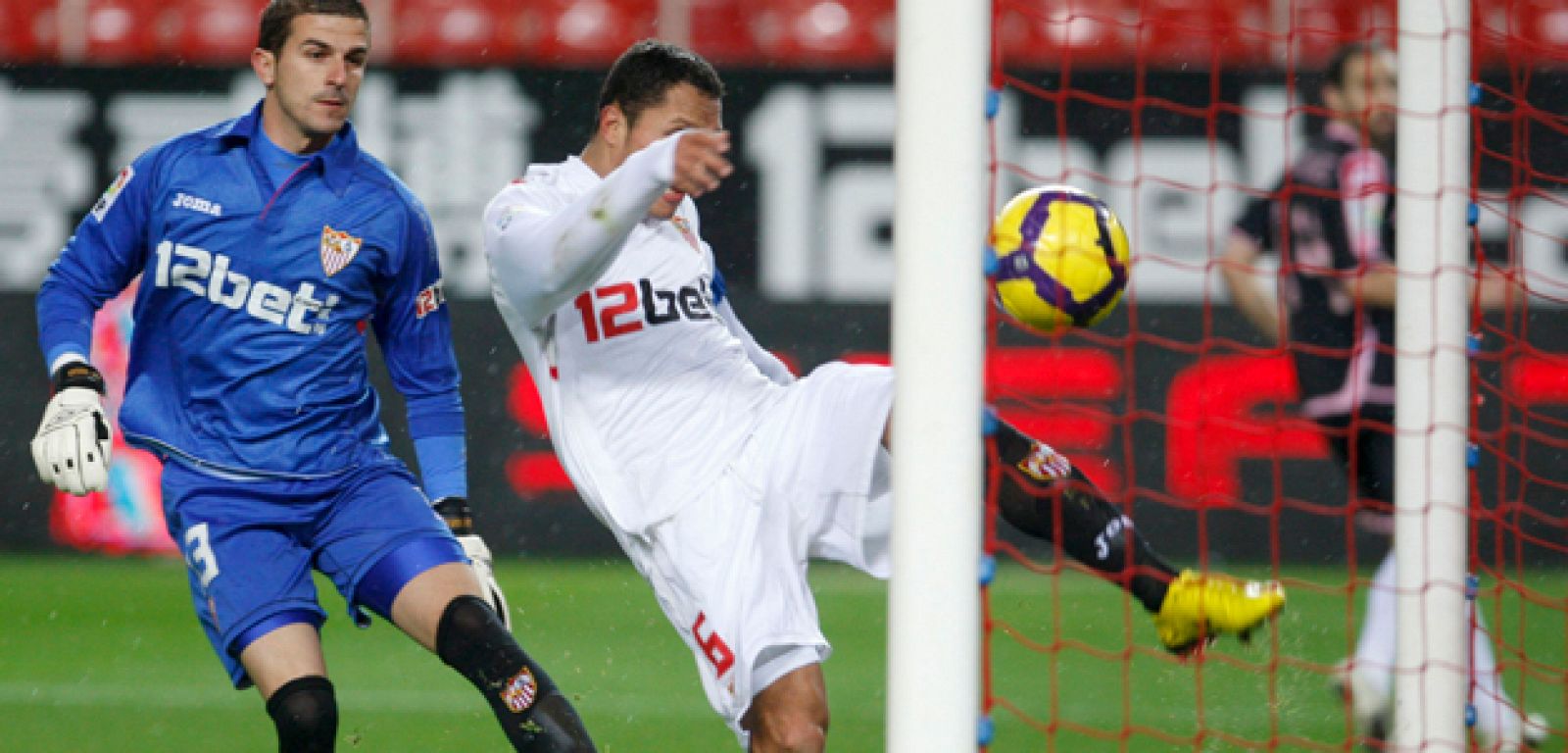 El Sevilla no ha podido evitar la derrota y la mala imagen ante su público.