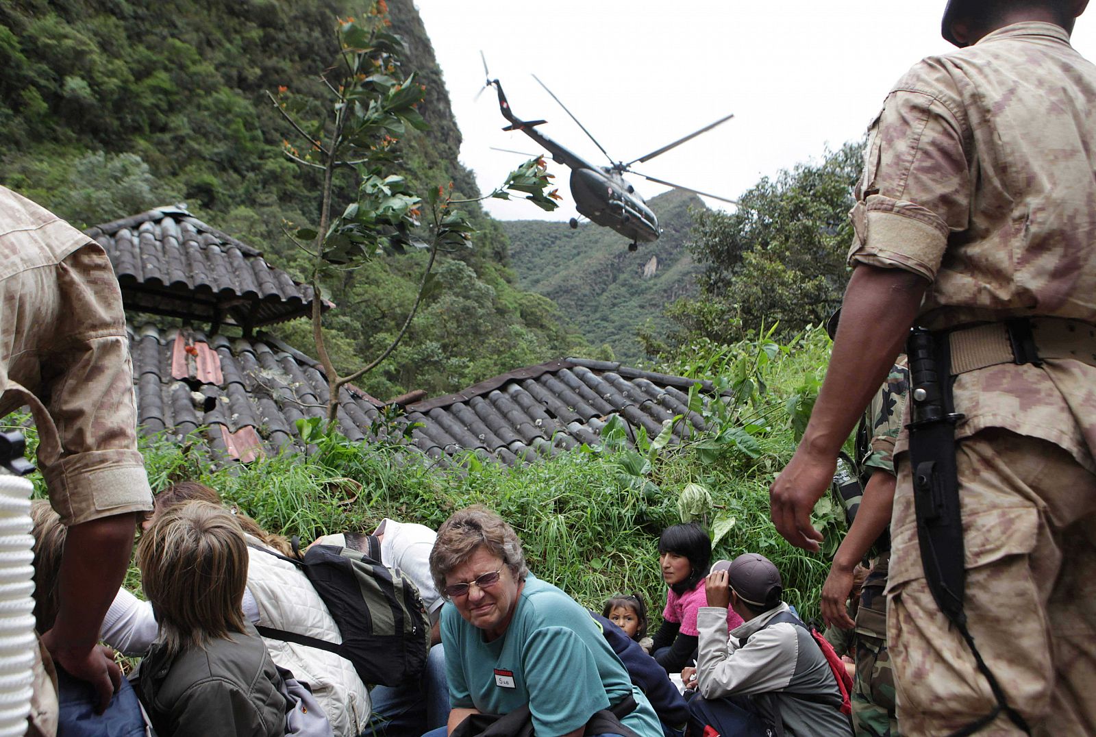 Un helicóptero de rescate peruano participa en la labor de evacuación de turistas en Macchu Picchu