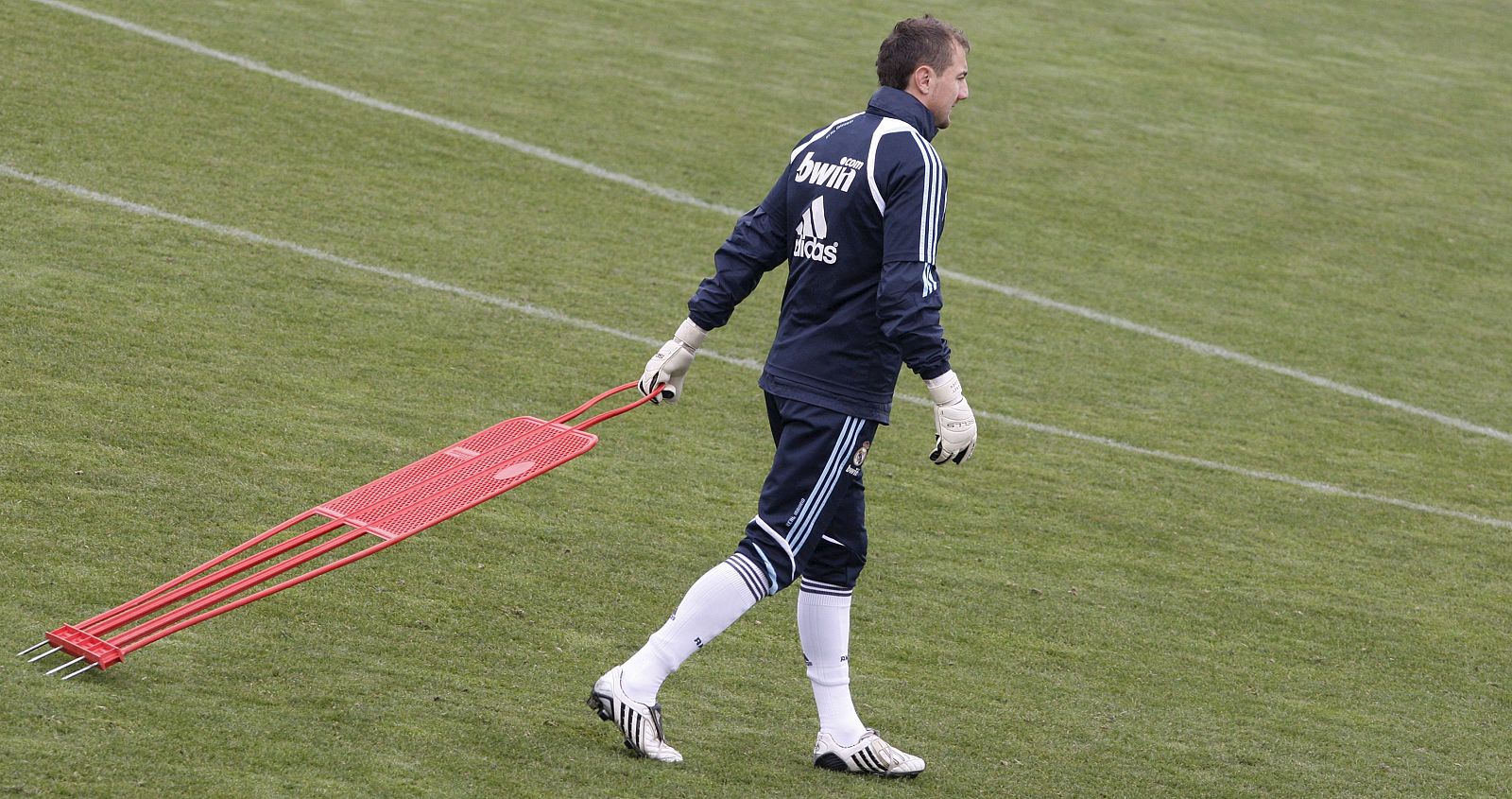 El portero del Real Madrid Dudek, durante el entrenamiento