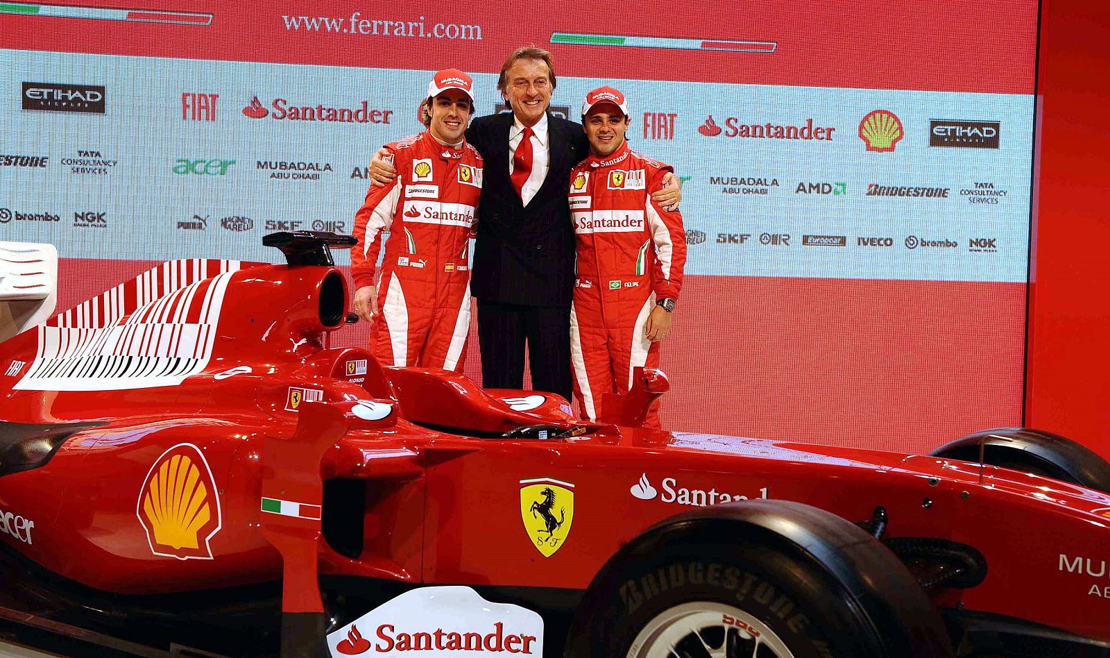 Montezemolo junto a Massa y a Alonso posando con el F10 en Maranello