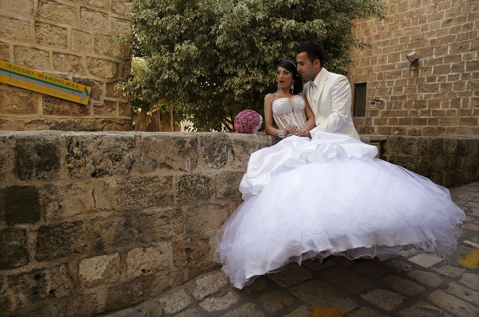 Una pareja recién casada en la capital israelí.