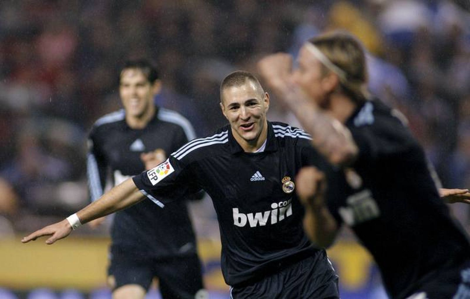 Benzema celebra su primer gol, un regalo de José María Gutiérrez 'Guti' 