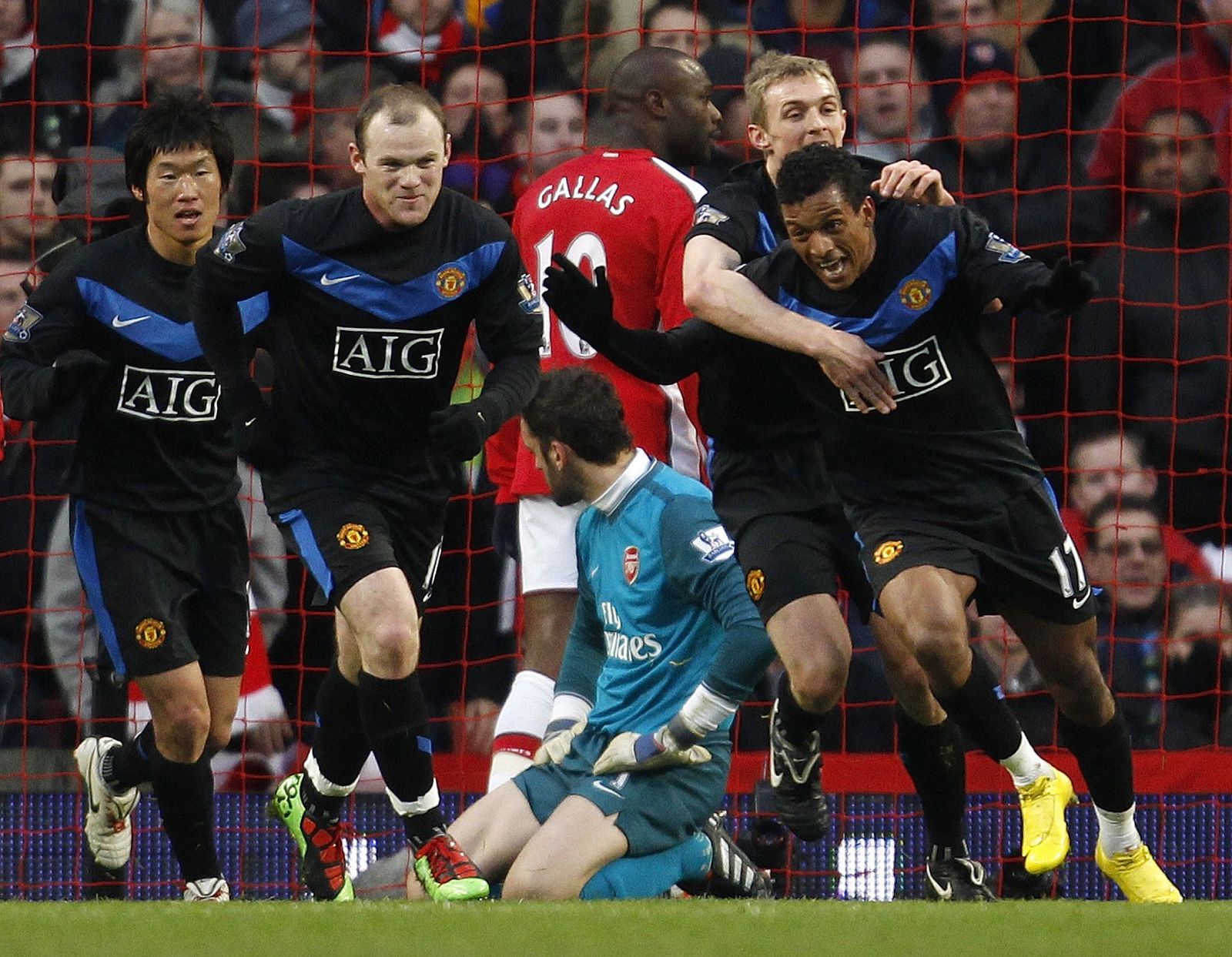 Los jugadores del united felicitan a Nani por su golazo.