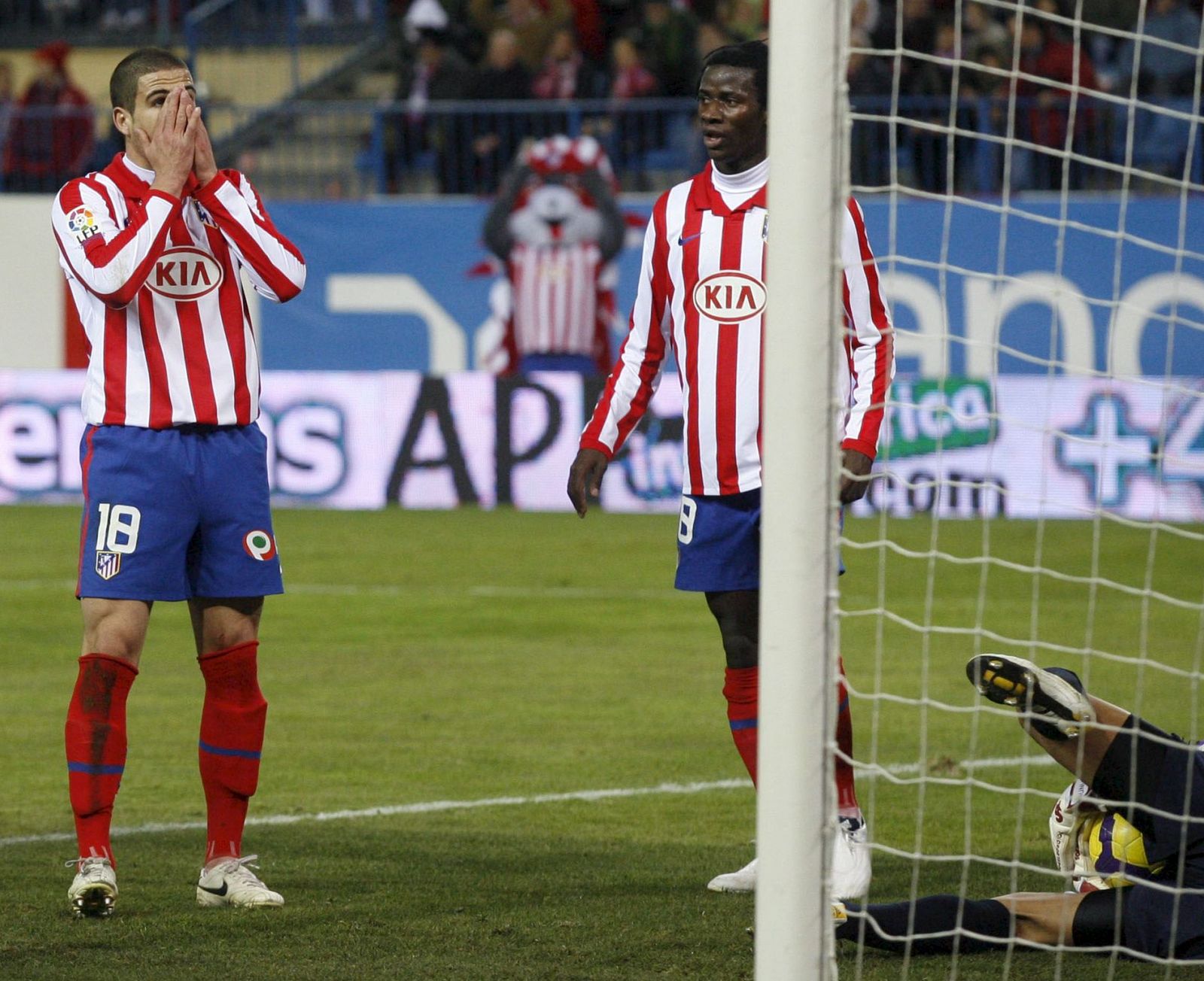 Domínguez (i), se lamenta tras una ocasión fallida durante el partido.