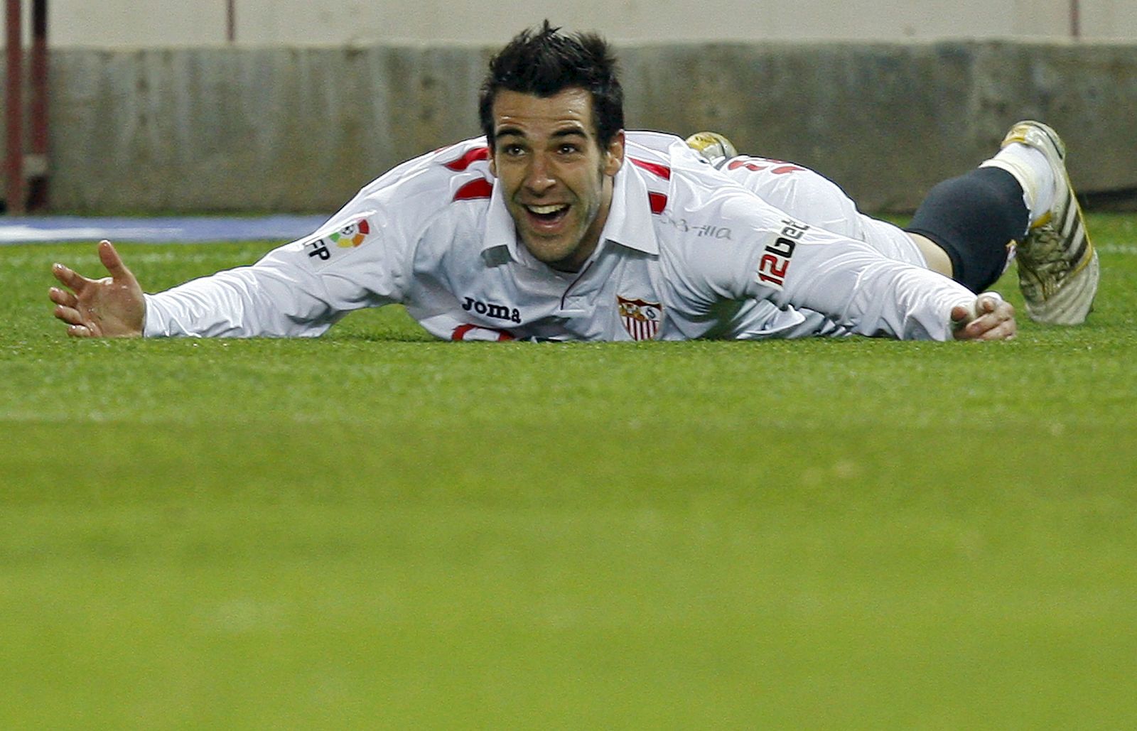 El delantero del Sevilla Álvaro Negredo celebra el segundo gol