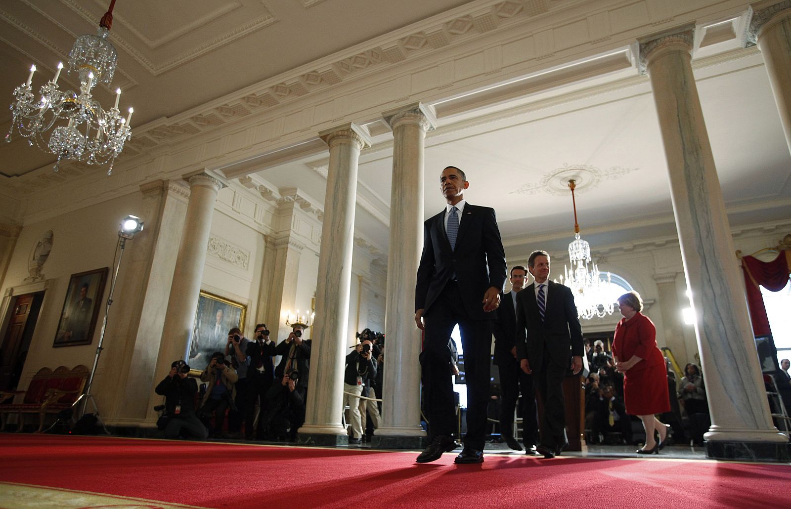 El presidente de Estados Unidos, Barack Obama, seguido por su equipo económico tras presentar los presupuestos para el próximo ejercicio fiscal.