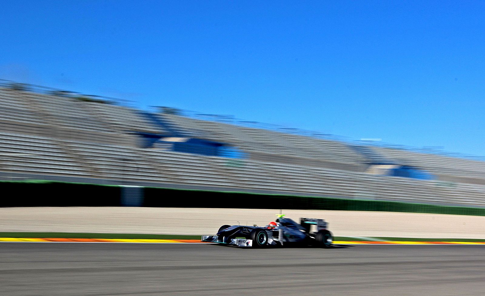 El piloto alemán de Mercedes GP, Michael Schumacher durante los entrenamientos