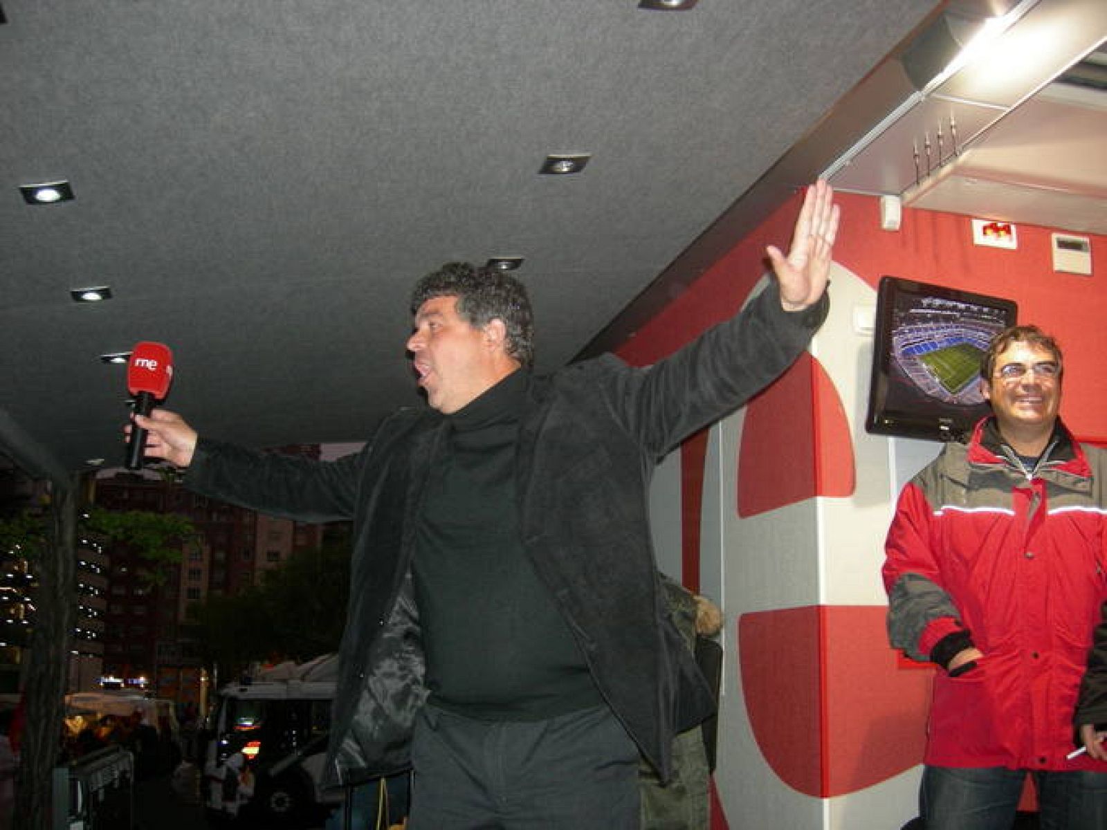Onésimo Sánchez, en el camión de RNE, para la que colaboraba en Tablero Deportivo.