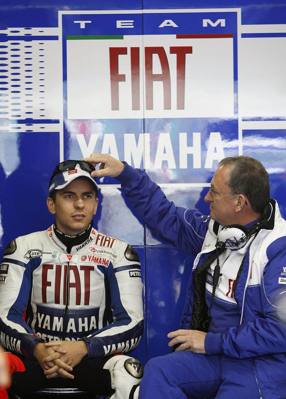 Jorge Lorenzo (I) junto a su jefe de mecánicos, Ramón Forcada.