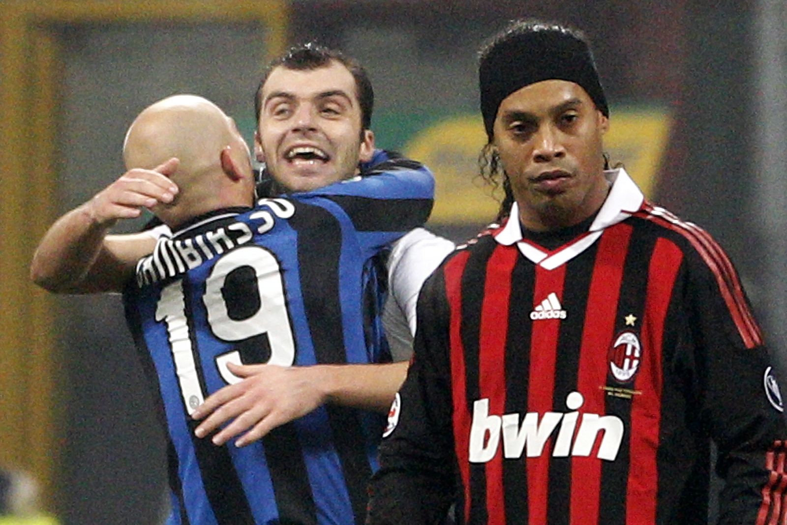 Ronaldinho en primer plano mientras Pandev celebra el segundo gol interista en el 'derbi de la Madonnina'