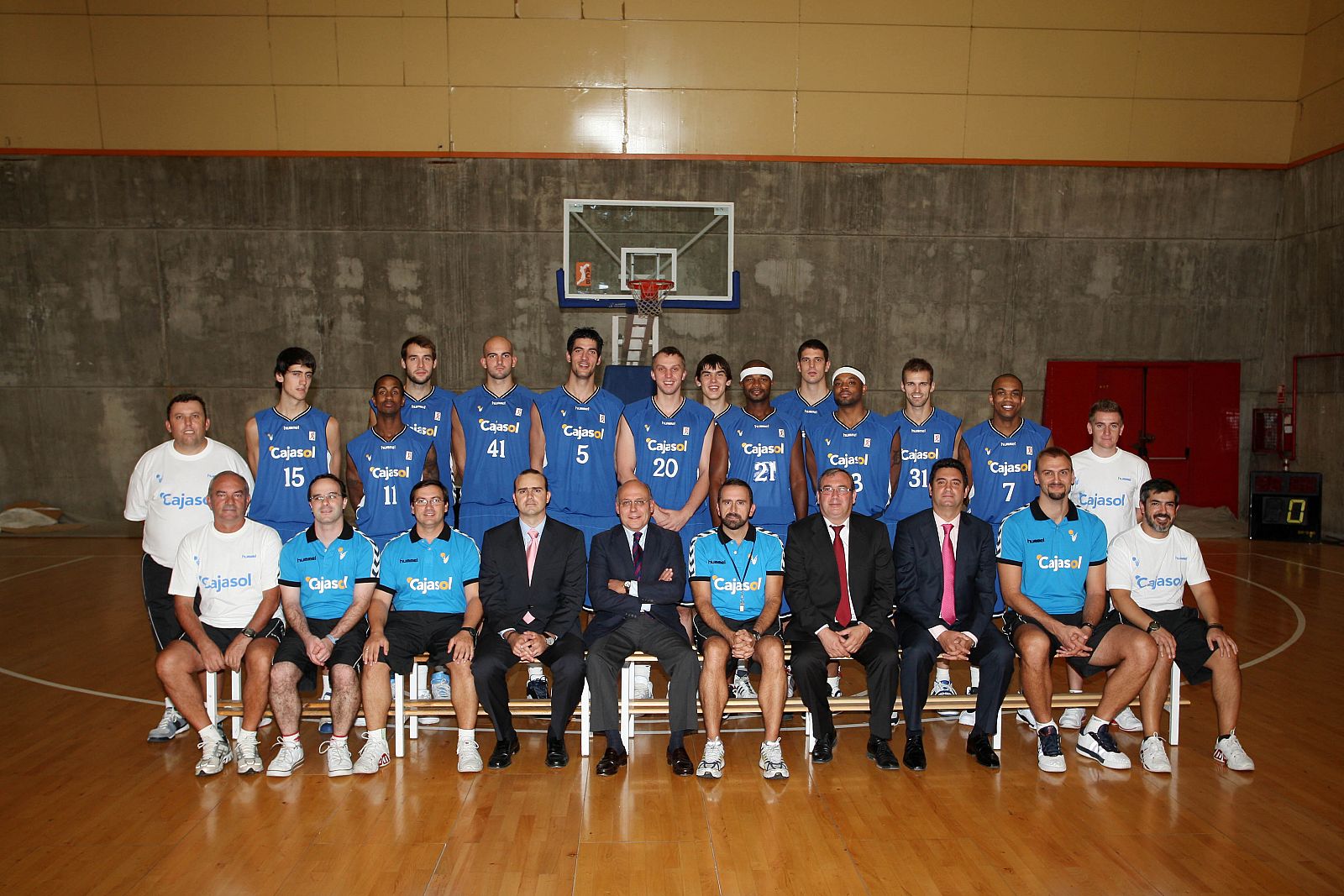 Los jugadores del Cajasol de Sevilla posan para la foto oficial del club.