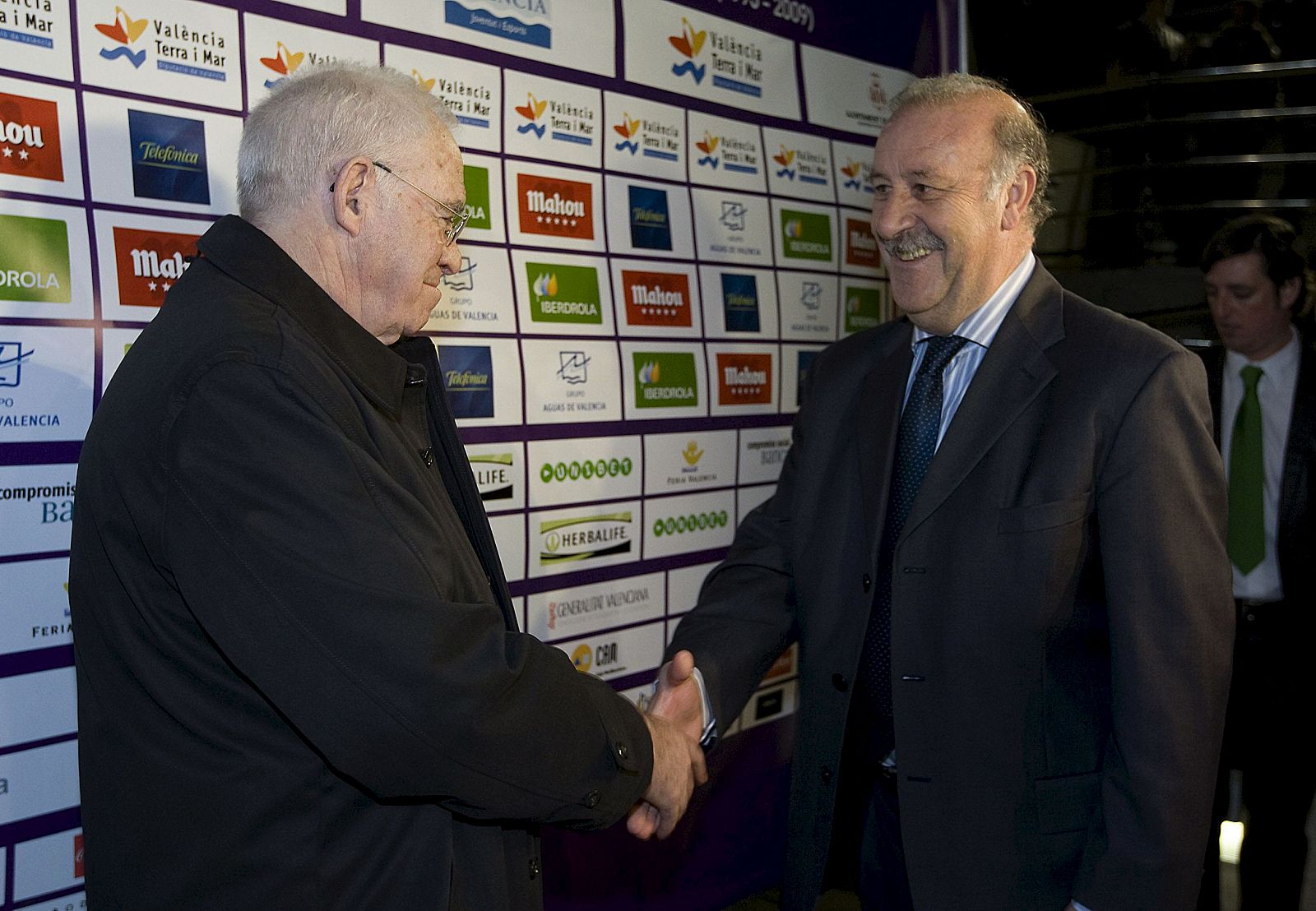 El ex seleccionador nacional de fútbol Luis Aragones, estrecha la mano al actual seleccionador, Vicente del Bosque.