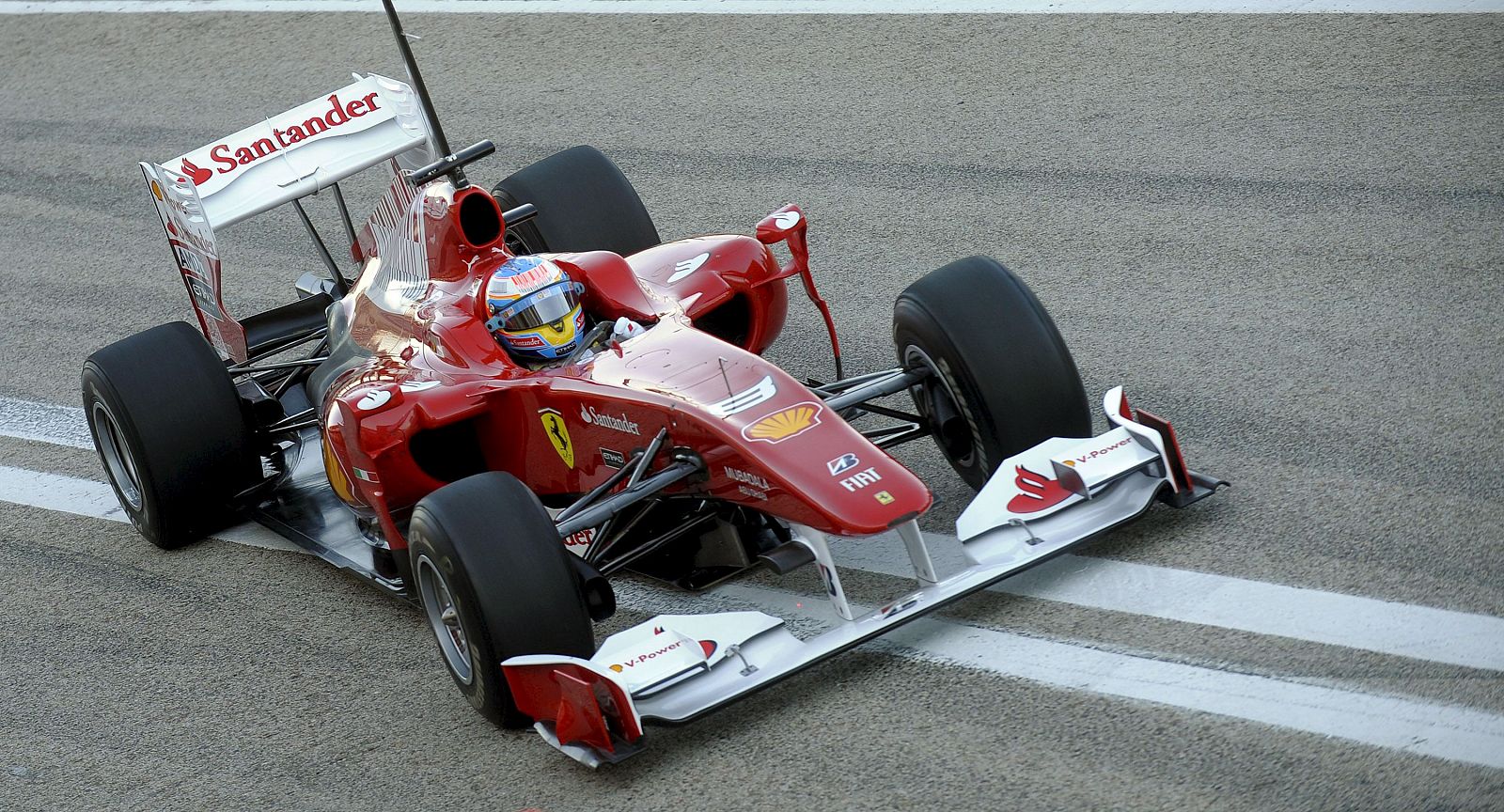 El piloto de Ferrari, Fernando Alonso, al volante del F10 durante los entrenamientos llevados a cabo por varias escuderías de Formula 1 en el circuito Ricardo Tormo de Cheste, Valencia.