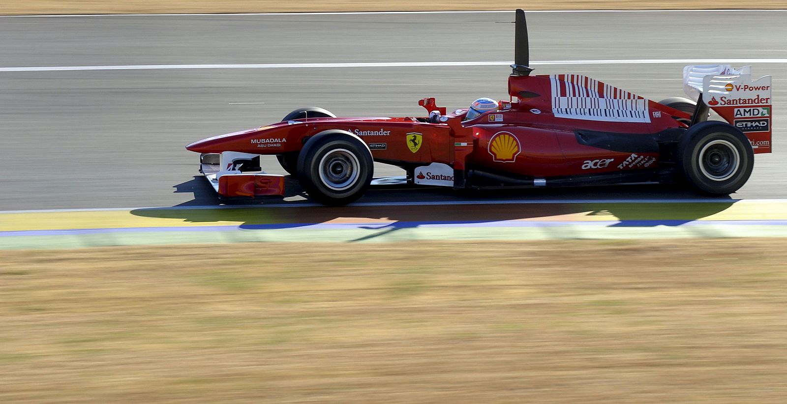 Fernando Alonso recorre la pista al volante del F10.
