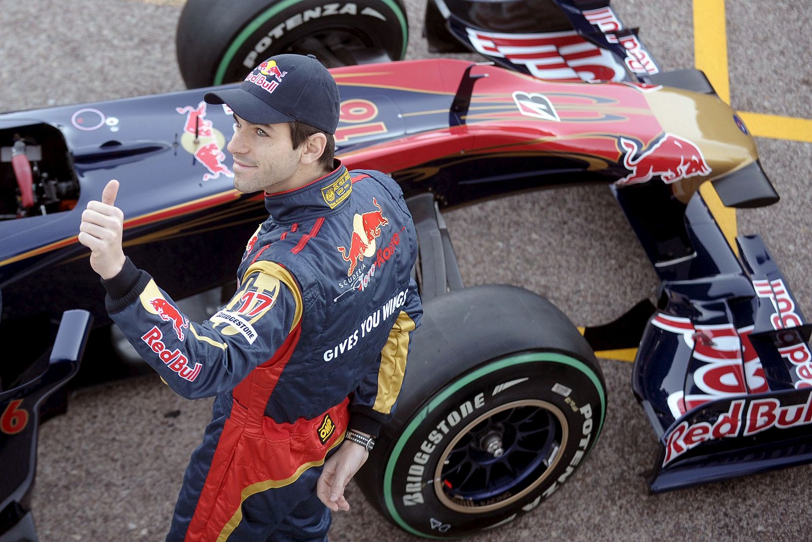 Alguersuari posa junto a su monoplaza durante los entrenamientos en Cheste