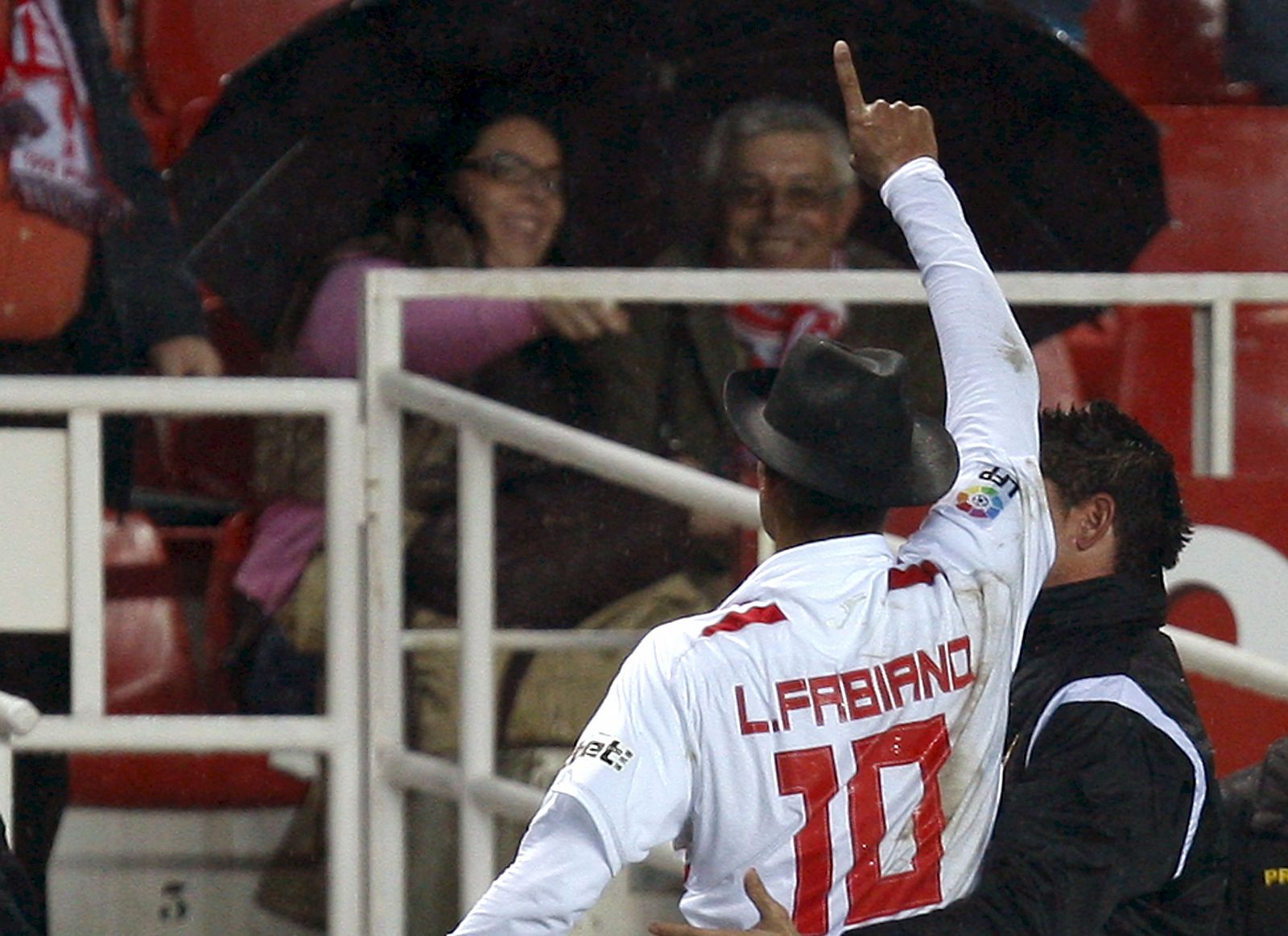 Luis Fabiano dedicó el primer gol ante el Getafe a su presidente poniéndose un sombrero.