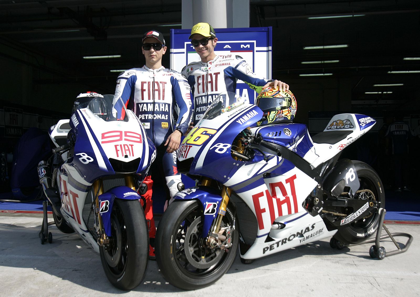 Rossi y Lorenzo se presentan en Sepang con sus nuevas Yamahas.