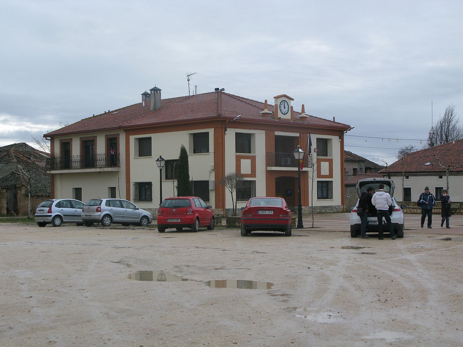 Imagen del Ayuntamiento de Campo de San Pedro en el centro de la localidad.