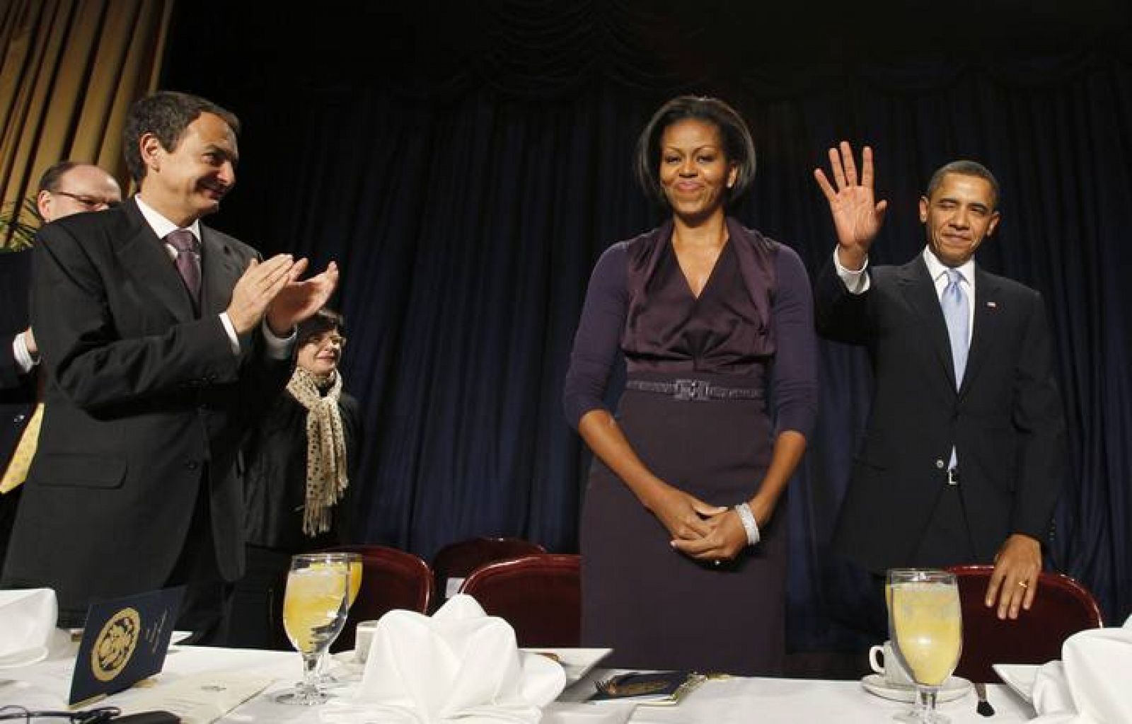 El presidente español, José Luis Rodríguez Zapatero, aplaude la llegada del presidente de EE.UU., Barack Obama, y de la primera dama al Desayuno Nacional de la Oración.