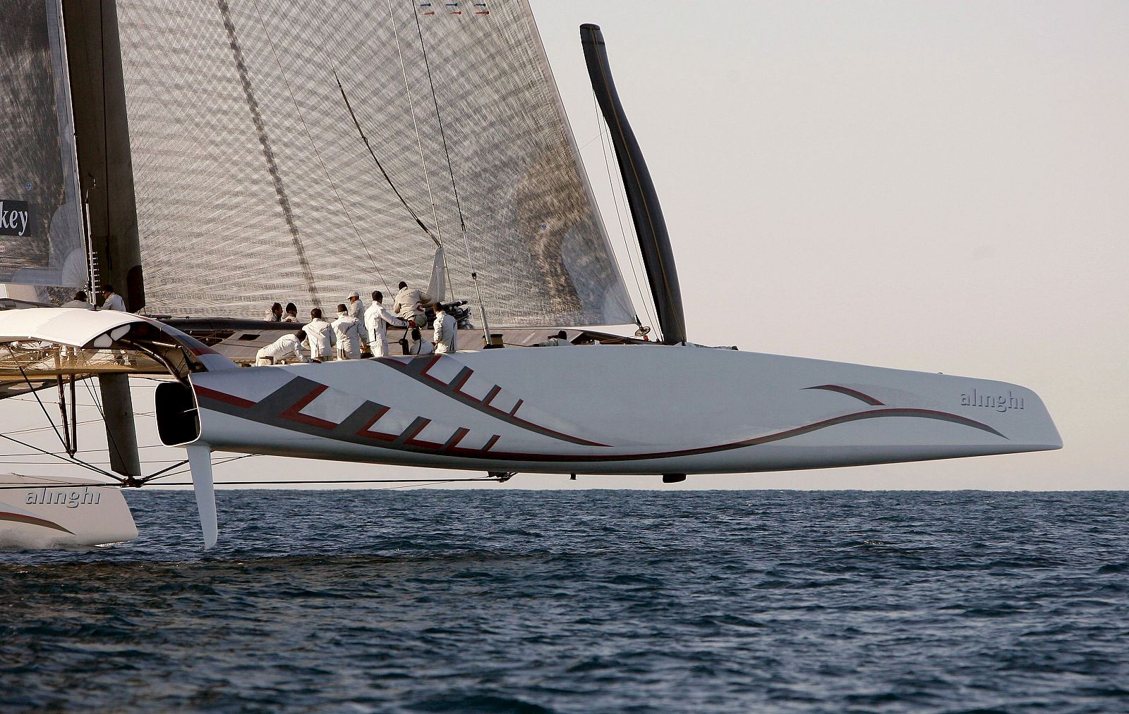 Vista del Alinghi 5, durante el entrenamiento realizado en aguas de Valencia.