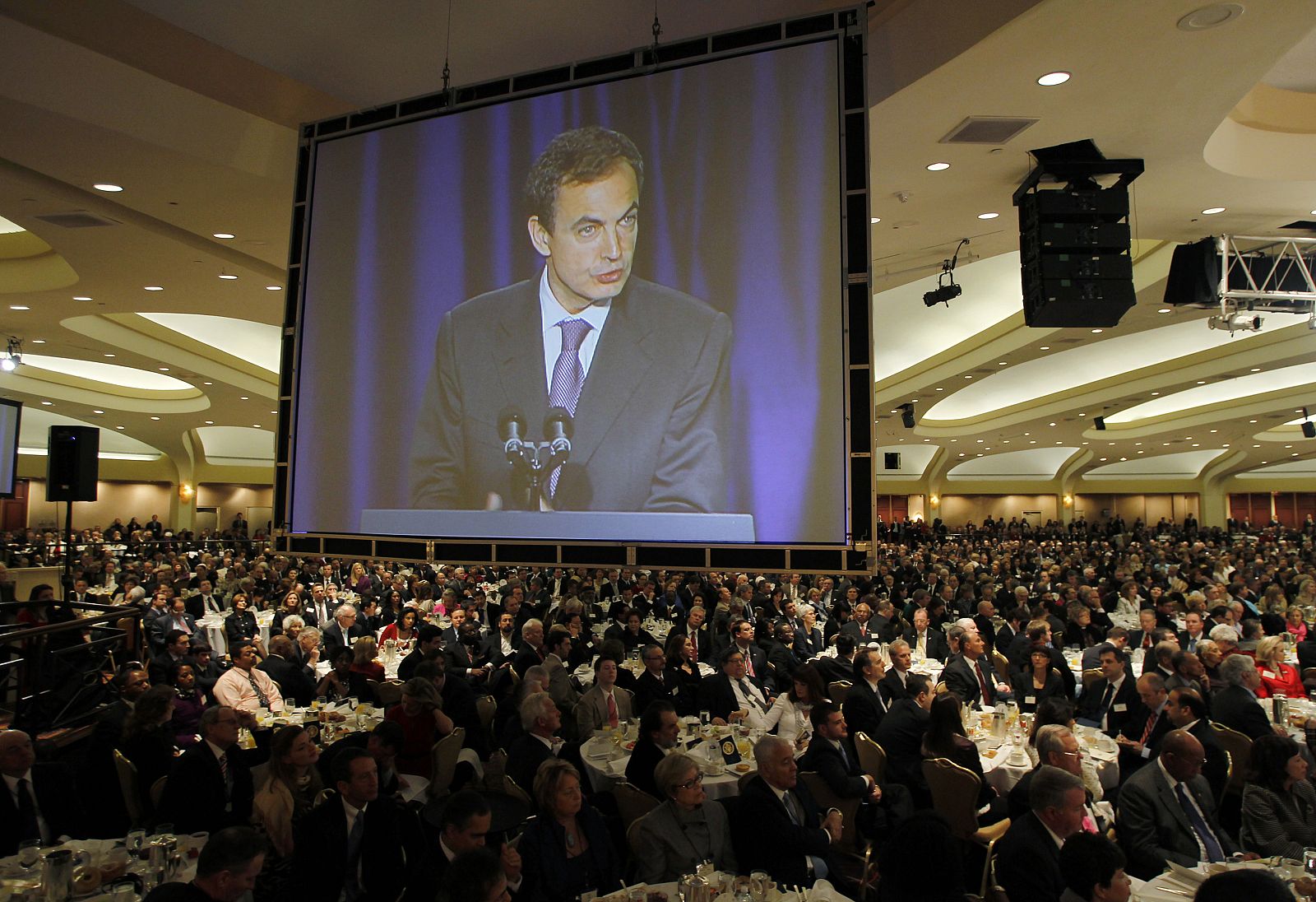Una televisión gigante proyecta el discurso del presidente español, José Luis Rodríguez Zapatero, en el Desayuno Nacional de la Oración en Washington.