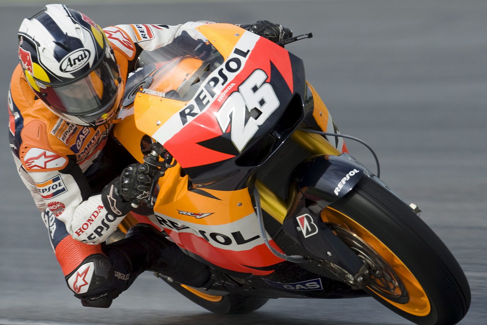 El piloto español de Moto GP Dani Pedrosa del equipo Repsol Honda toma una curva durante la segunda jornada de las pruebas de pretemporada en Sepang.