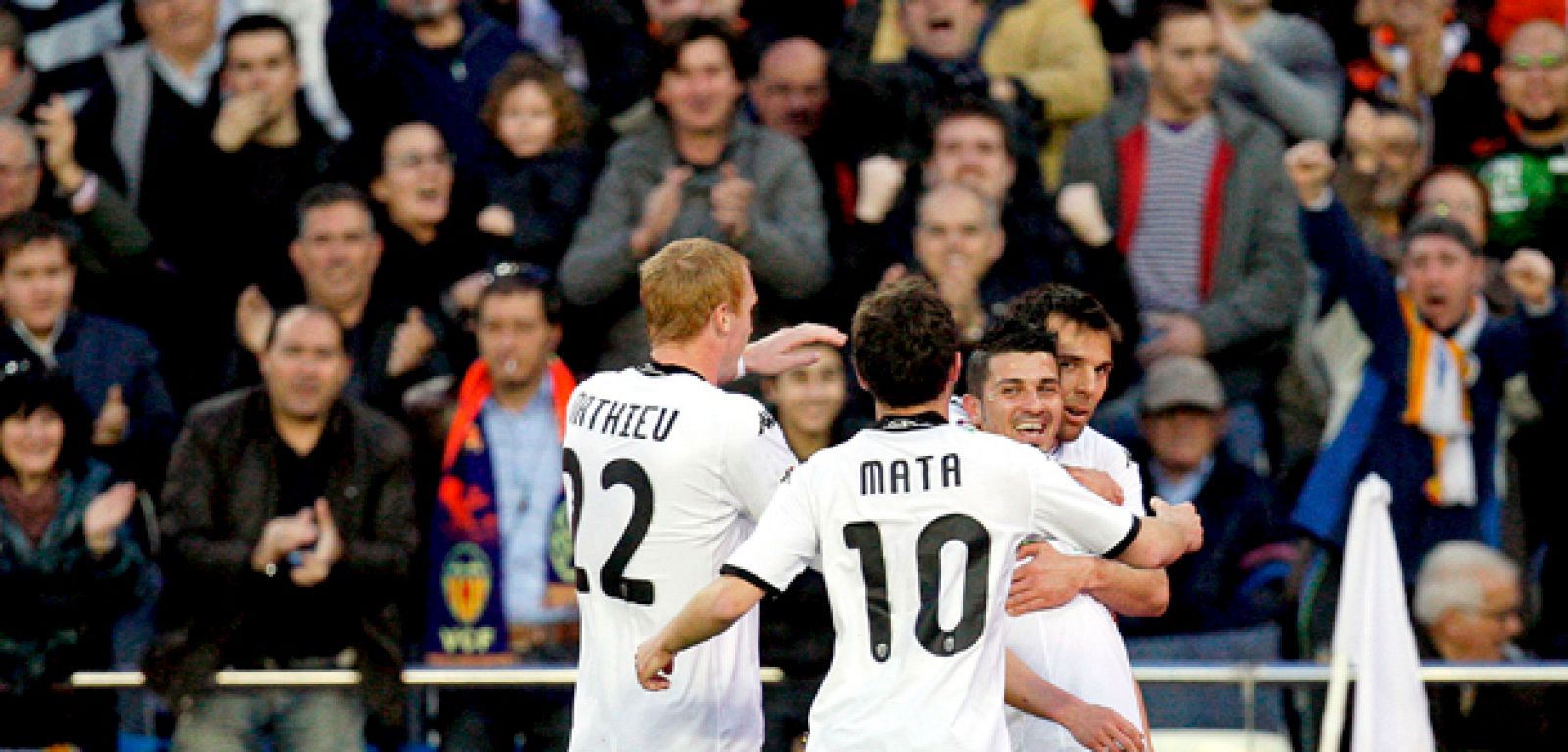 Los jugadores del Valencia celebran el segundo tanto de su equipo.