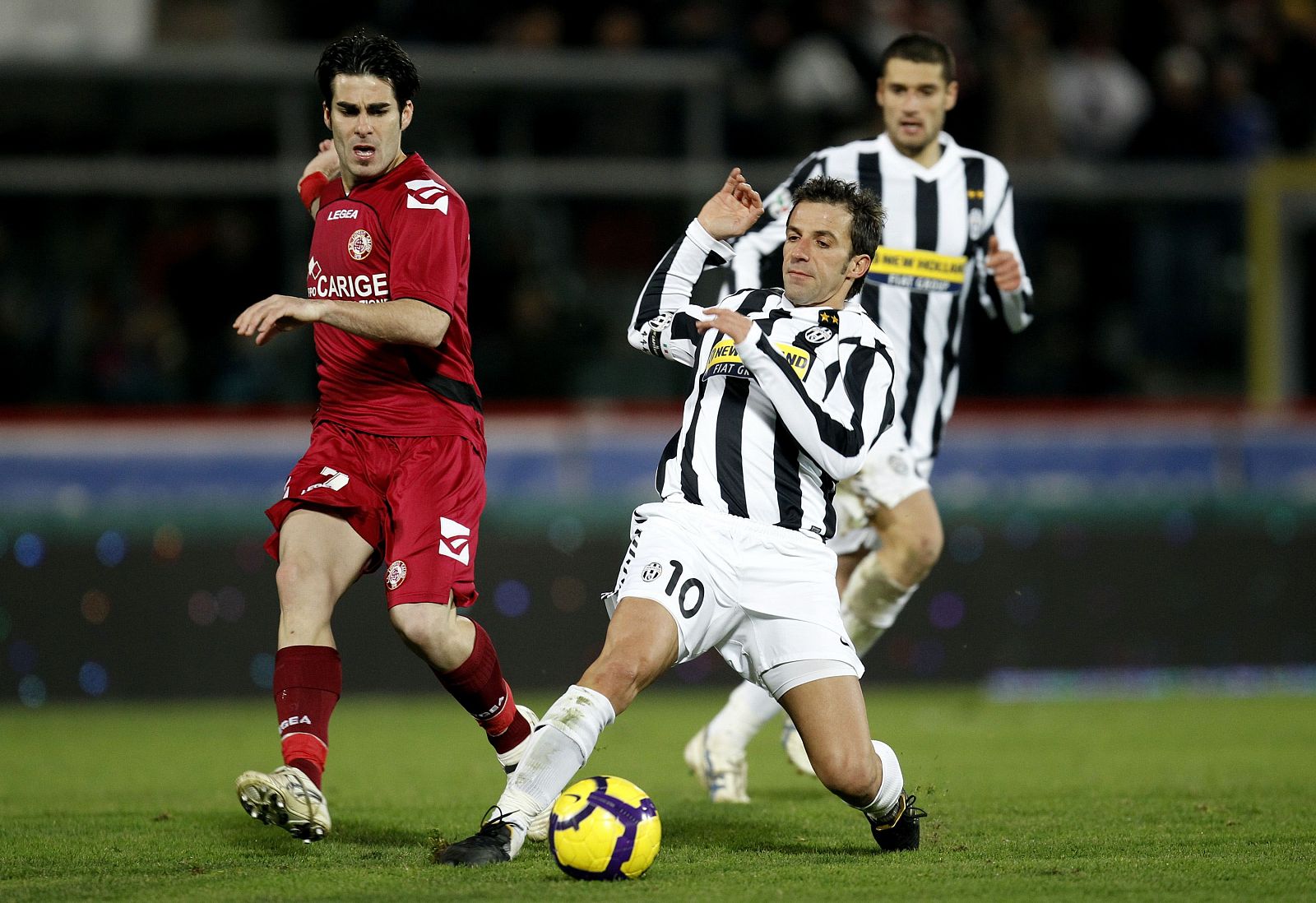 Del Piero, de la Juve, lucha un balón con Armando Picchi, del Livorno.