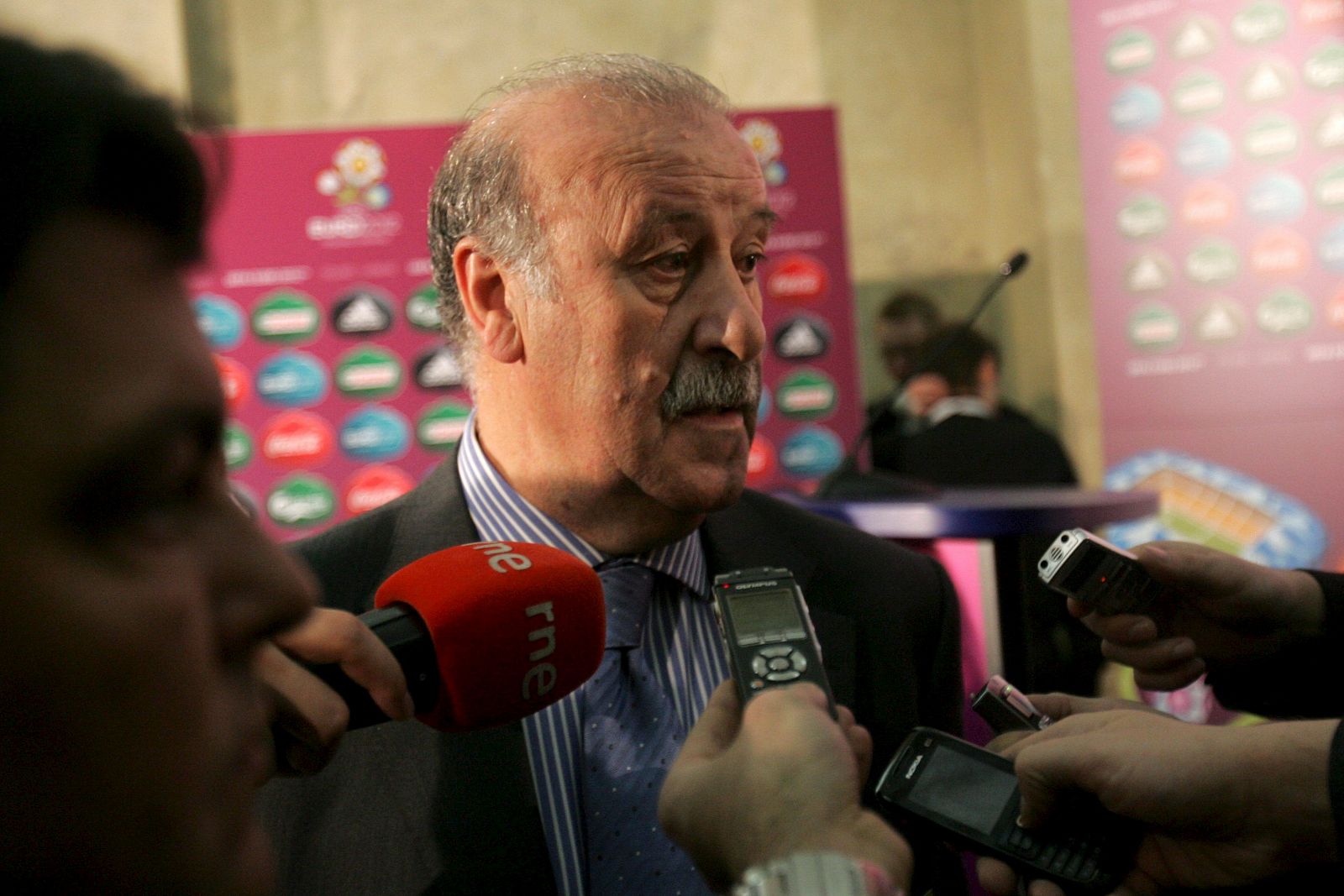 El entrenador de la selección española de fútbol, Vicente del Bosque, responde a las preguntas de los periodistas tras conocerse los resultados del sorteo de la fase de la clasificación para la Eurocopa 2012.