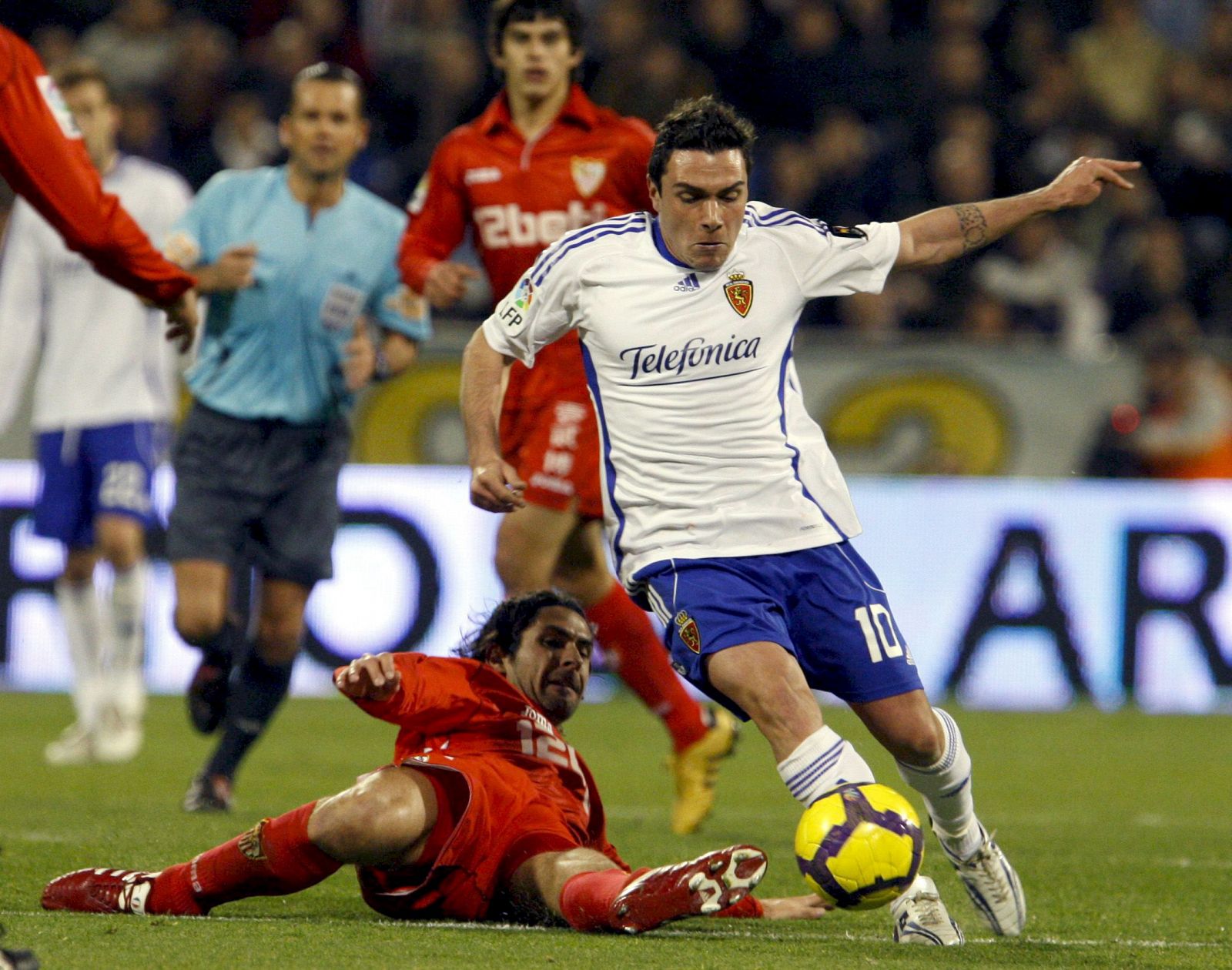 Colunga, del Zaragoza, pugna por el balón con el defensa francés del Sevilla Julien Escudé