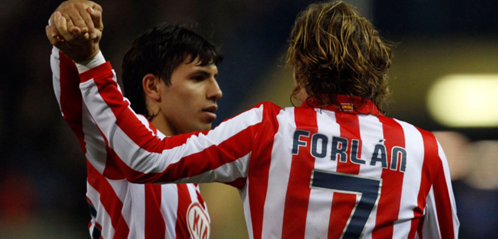 Forlán anotó el único gol de su equipo ante el Racing de Santander.