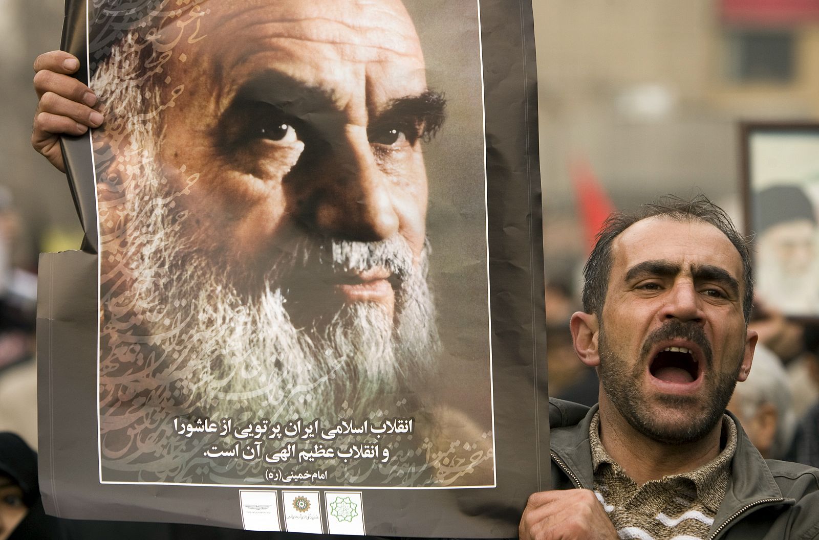 Un hombre sostiene una imagen del ayatolá Jomeini, fundador de la República Islámica.