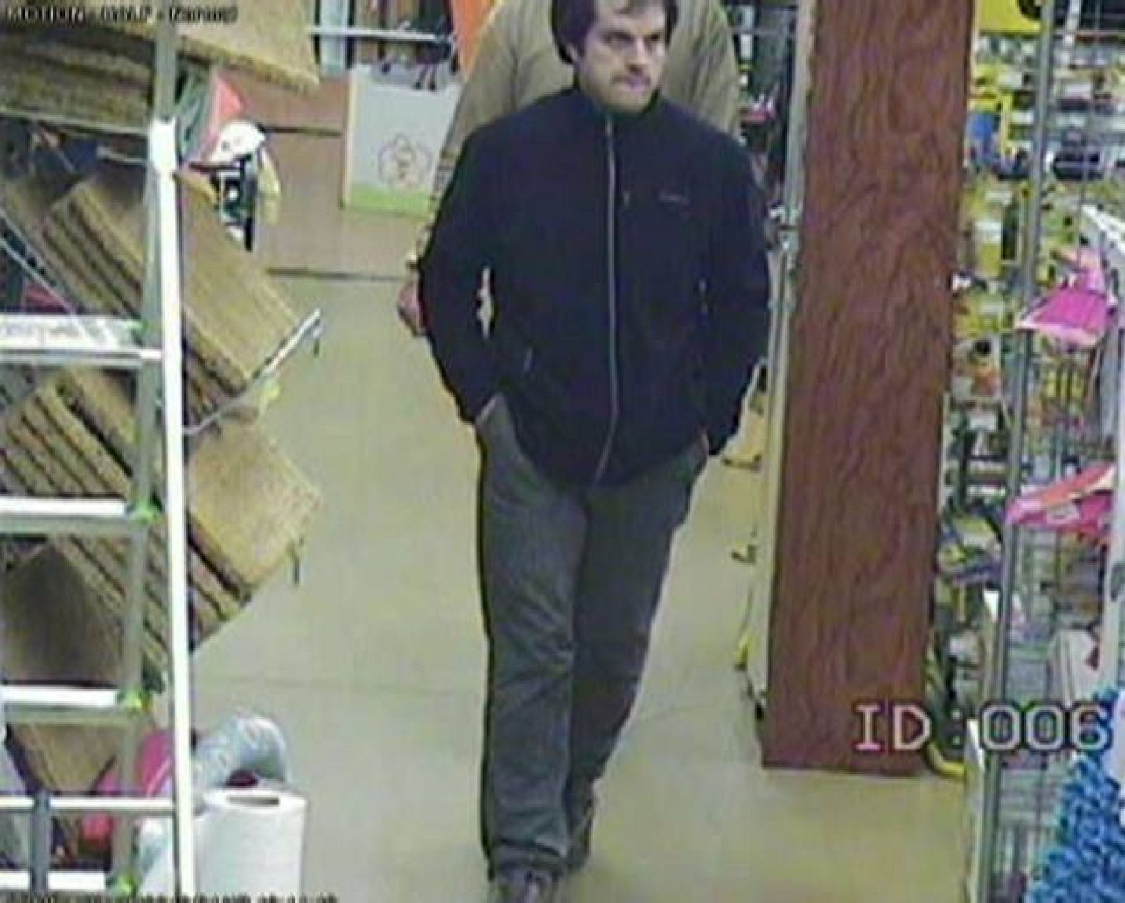 Imagen facilitada por TVE tomada por la cámara de un supermercado de Obidos en la que se puede ver al presunto etarra Andoni Zengotitabengoa Fernández.