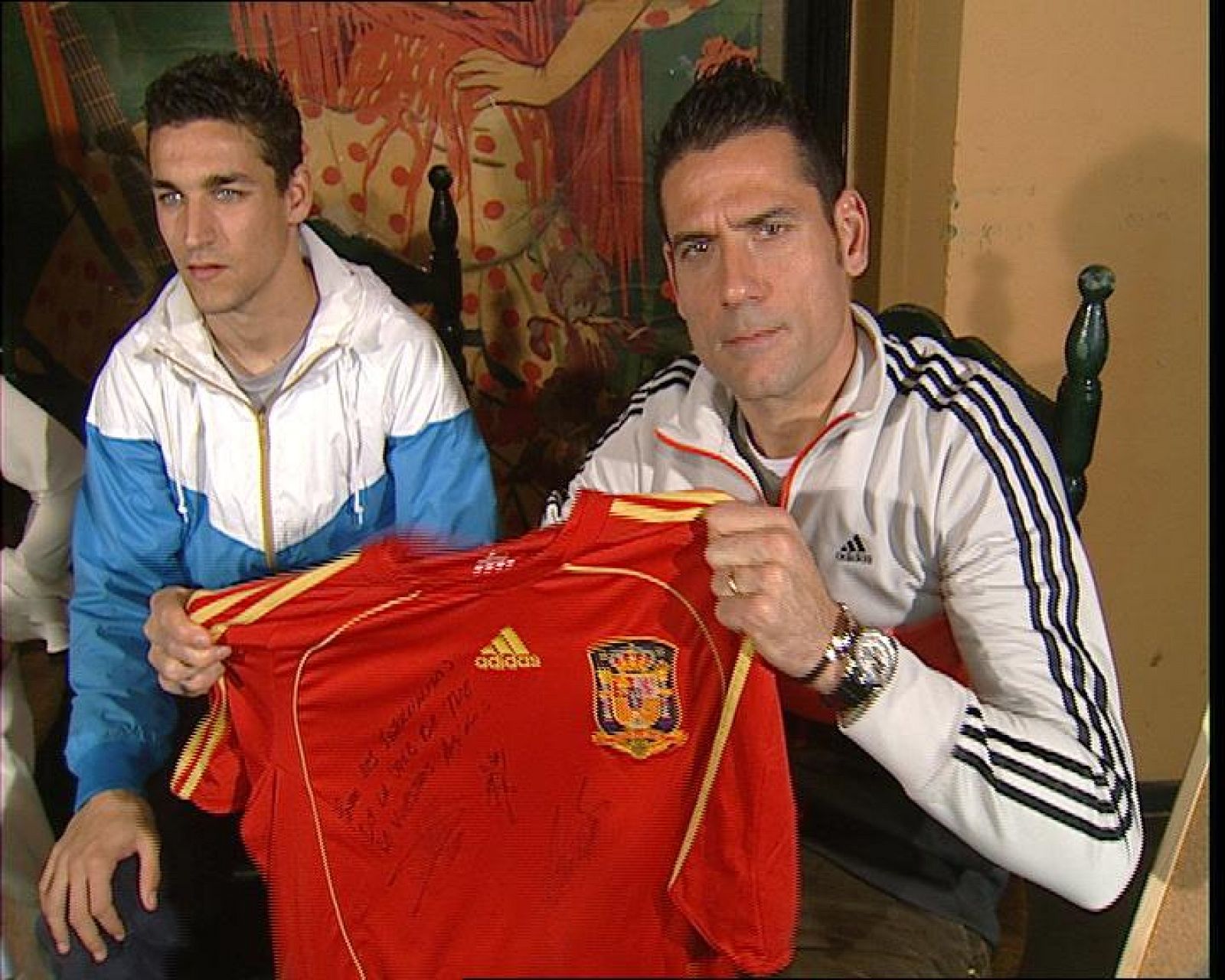 Los jugadores del Sevilla firman la camiseta de la selección.