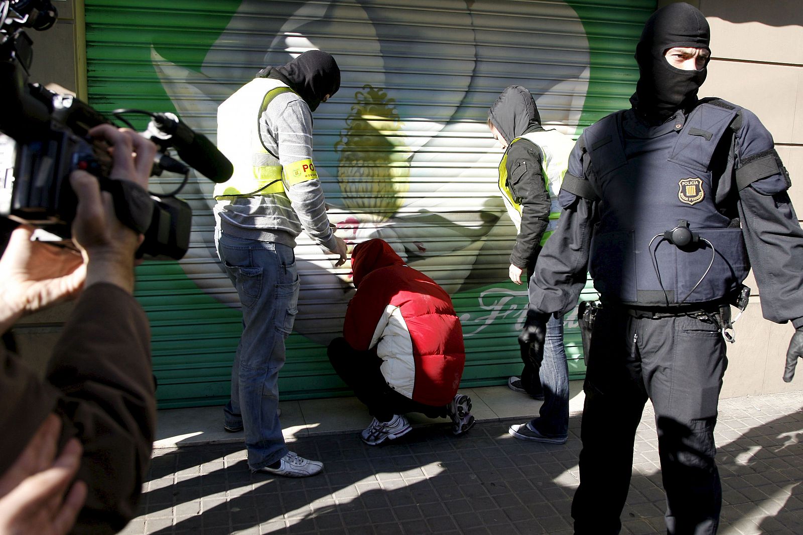 Imagen de archivo de los Mossos d'Esquadra practicando un registro en Barcelona en una operación policial contra los "Casuals", el grupo más violento de los "Boixos Nois".