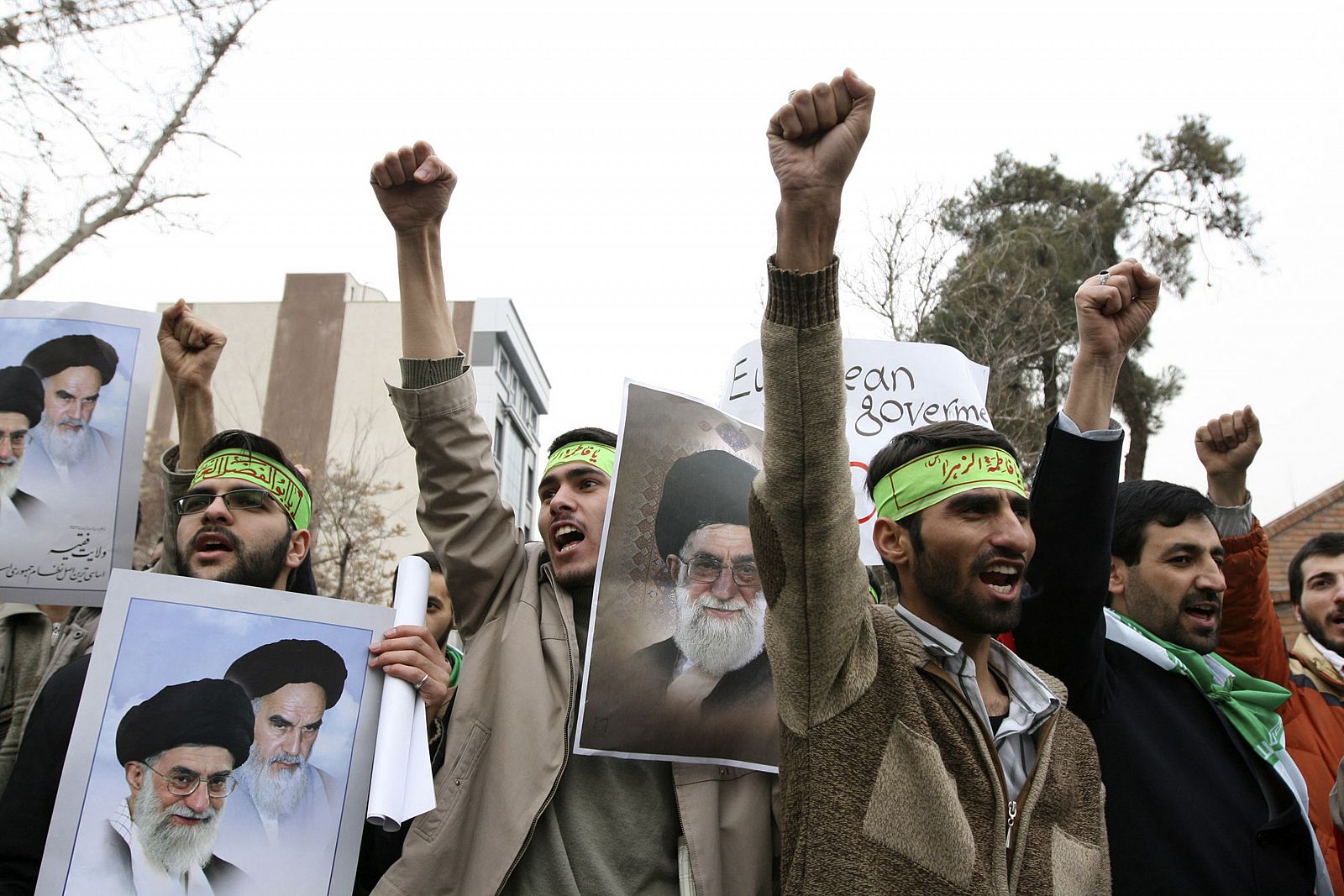 Manifestantes iraníes corean lemas contra Italia ante su embajada en Teherán.