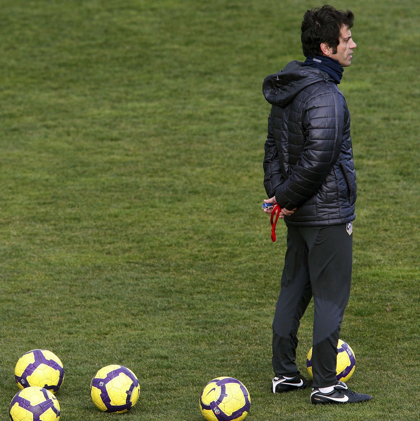 Quique Flores, en un entrenamiento del Atlético en el Cerro del Espino, en Majadahonda.