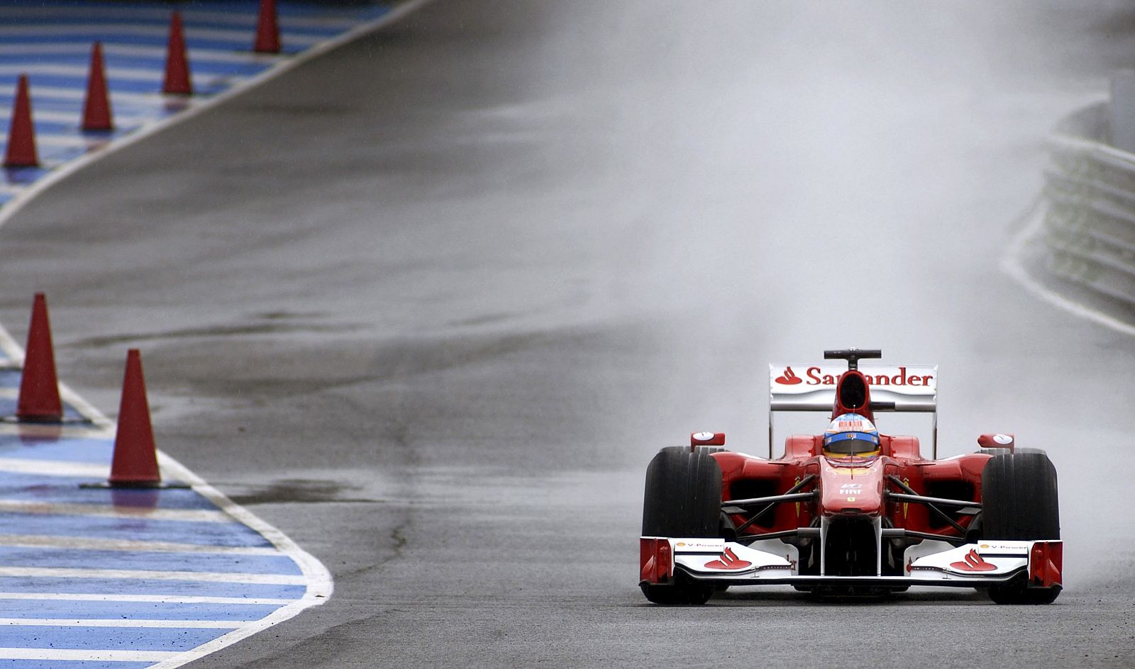 El piloto español de Ferrari, Fernando Alonso, durante los entrenamientos