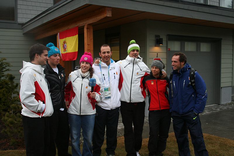 Ferrán, Paul, Carolina, un entrenador de snow, Jordi, Rocío y el entrenador de Carolina, en la entrada de los apartamentos de los españoles.