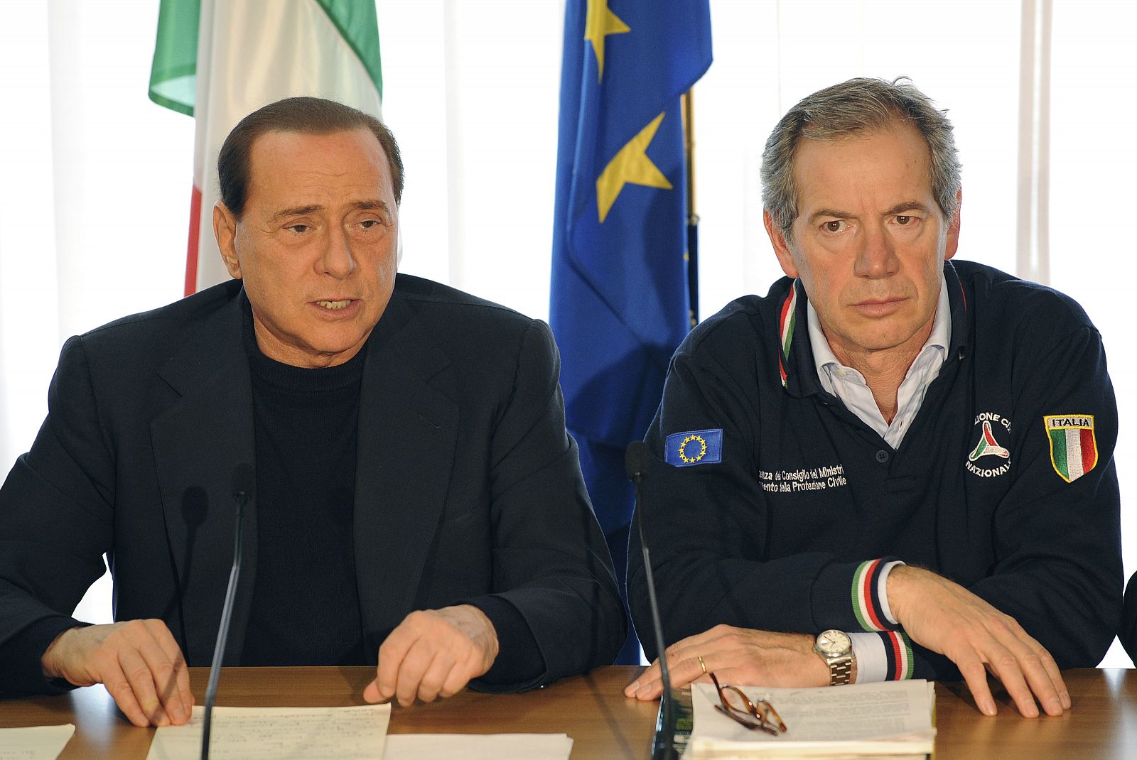 Foto de archivo del primer ministro italiano, Silvio Berlusconi, y Guido Bertolaso, el jefe de la Protección Civil, en una rueda de prensa en L'Aquila.