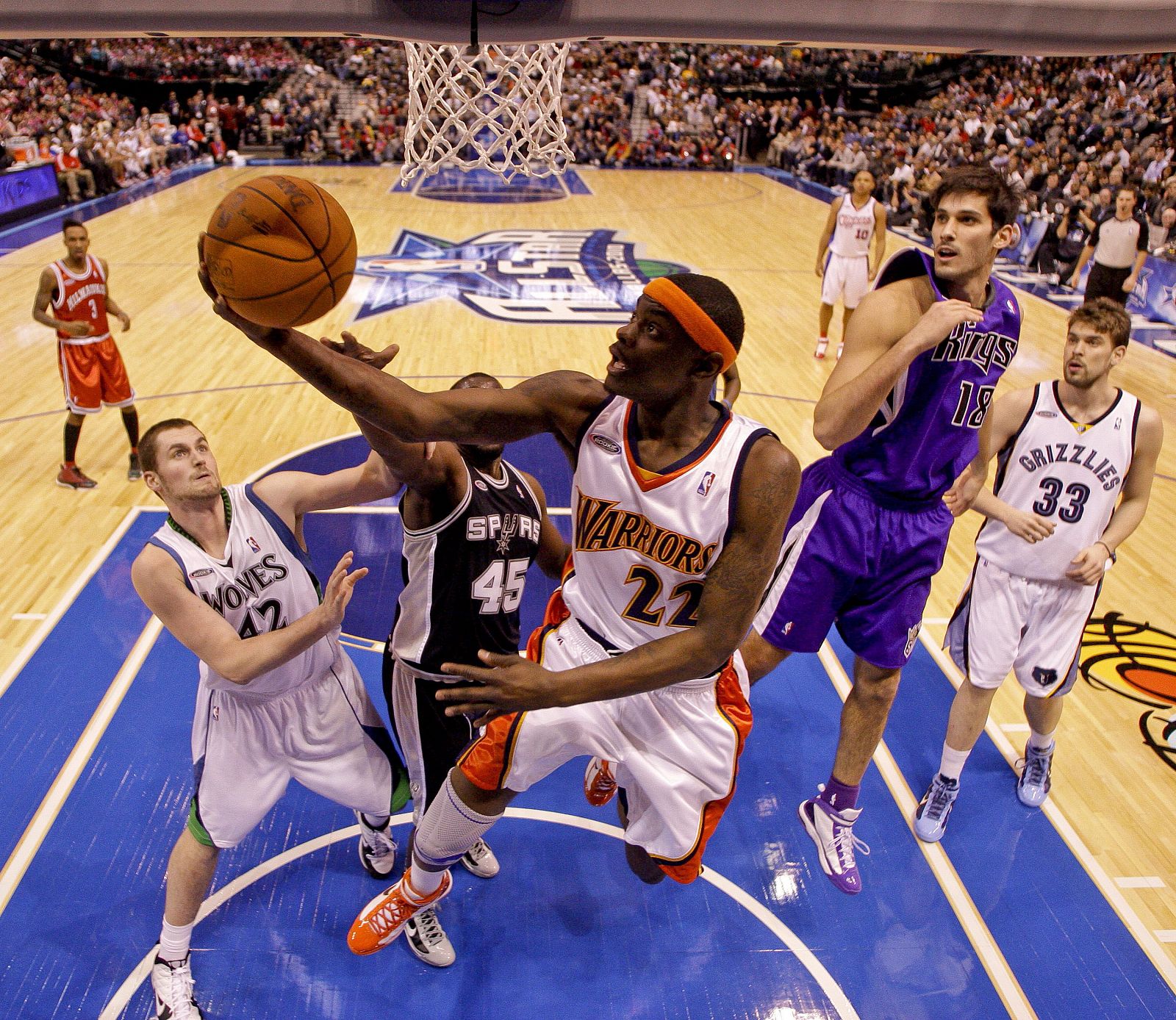 El jugador Anthony Morrow (c) salta para encestar ante Kevin Love (i), DeJuan Blair (2i), Omri Casspi (2d) y Marc Gasol (d)