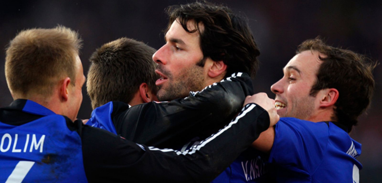 Van Nistelrooy celebra uno de sus dos goles marcados al Stuttgart.