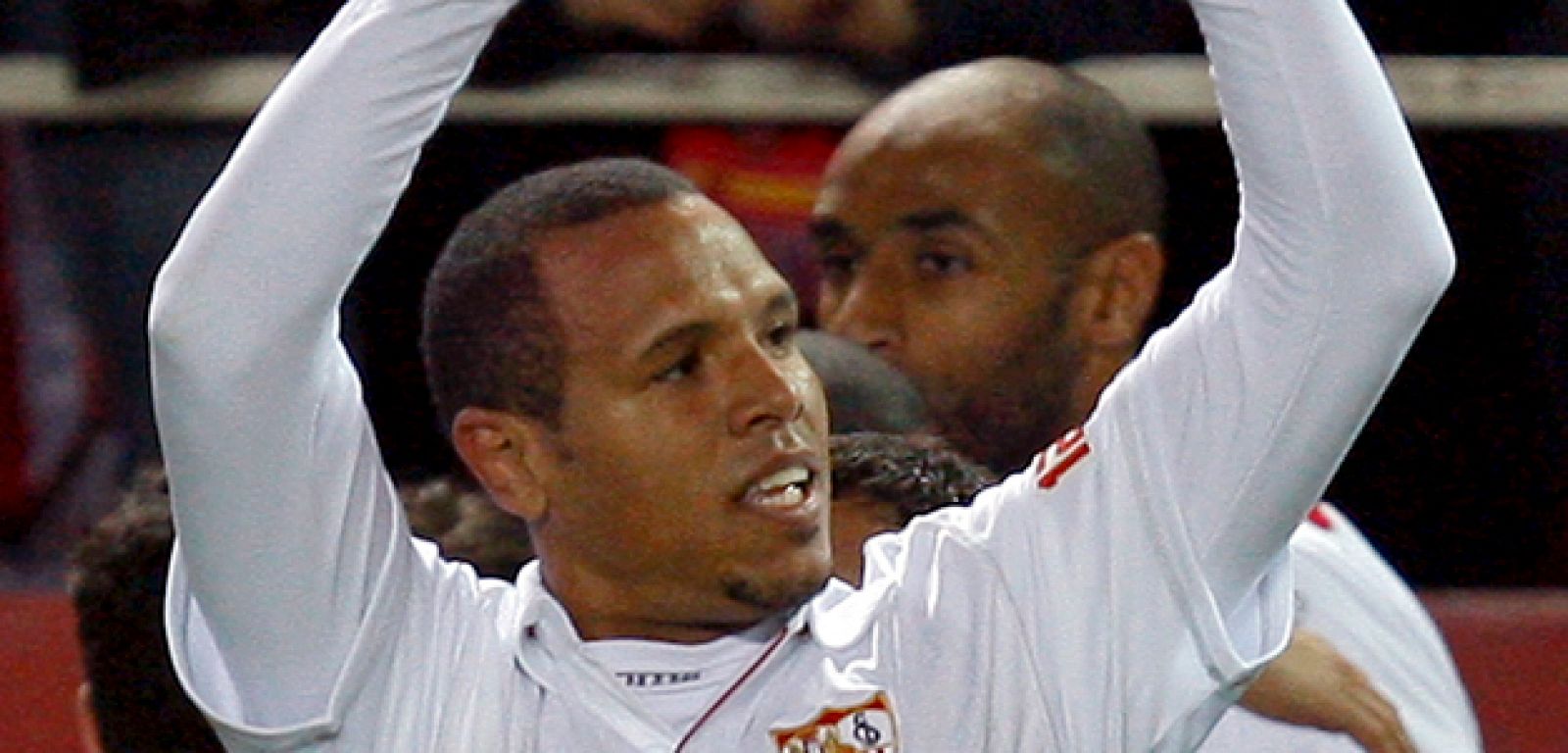 Luis Fabiano celebra el gol que le ha valido los tres puntos al Sevilla.