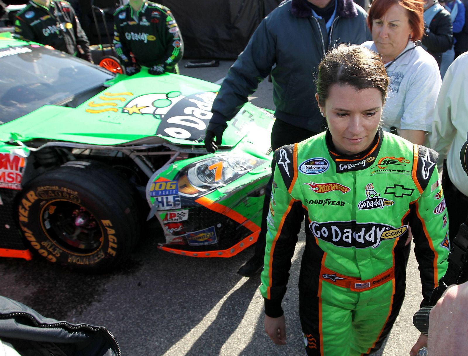 Danica Patrick se aleja de su accidentado Chevrolet en su debut en la NASCAR, en Florida.