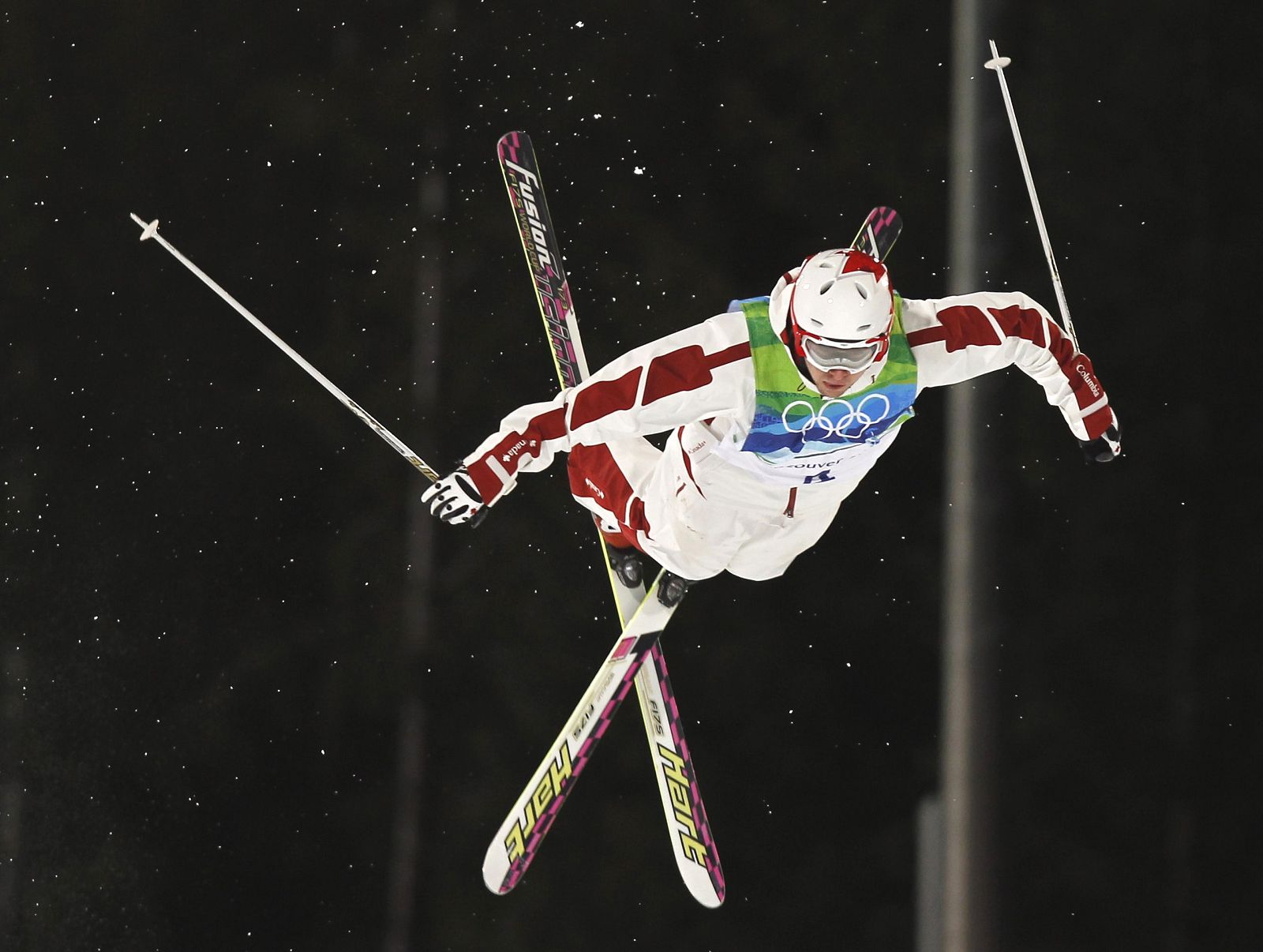 El canadiense Alexandre Bilodeau consiguió para su país el primer oro de la historia como país anfitrión.