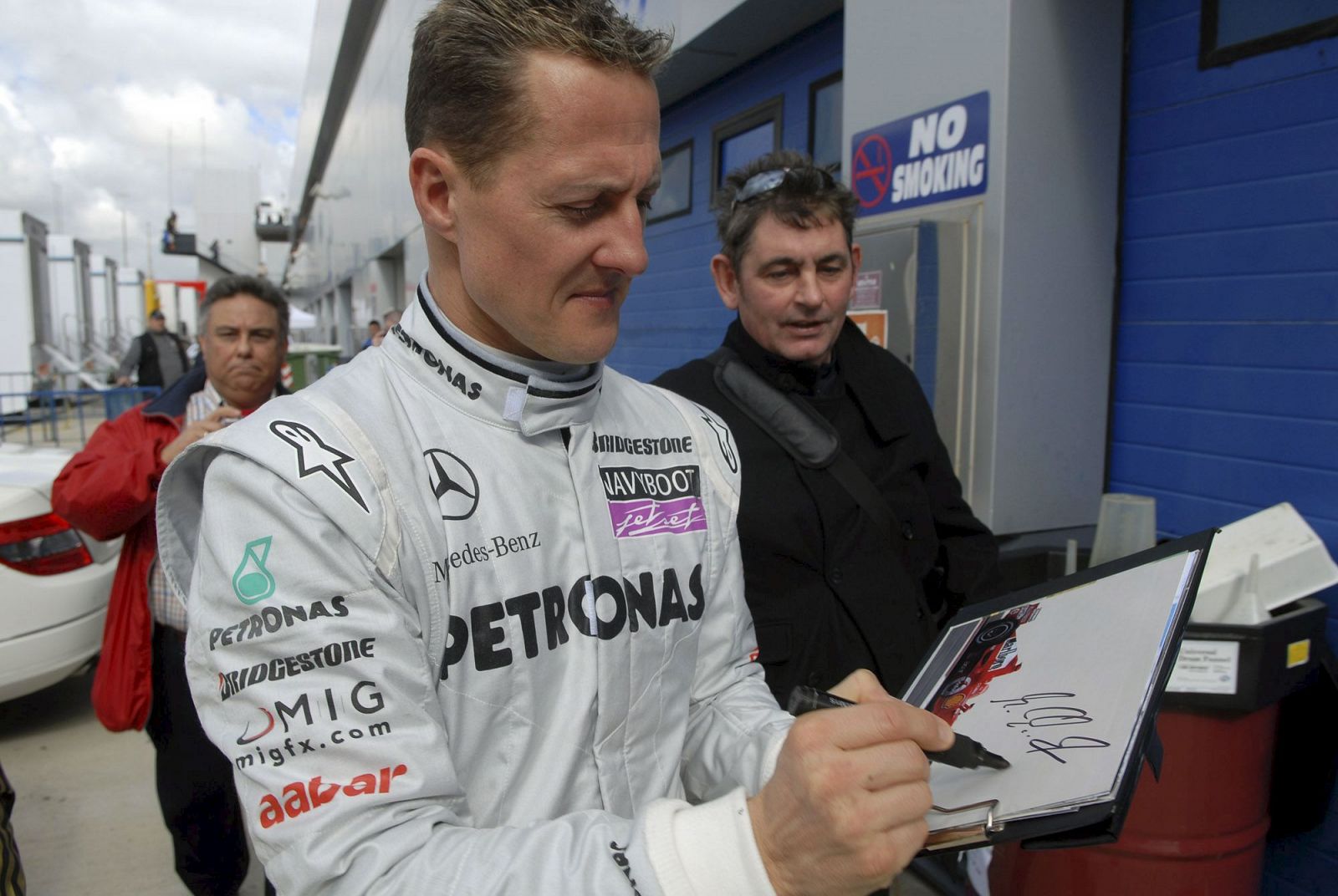 El piloto alemán de Mercedes, Michael Schumacher, firma un autógrafo en Jerez.