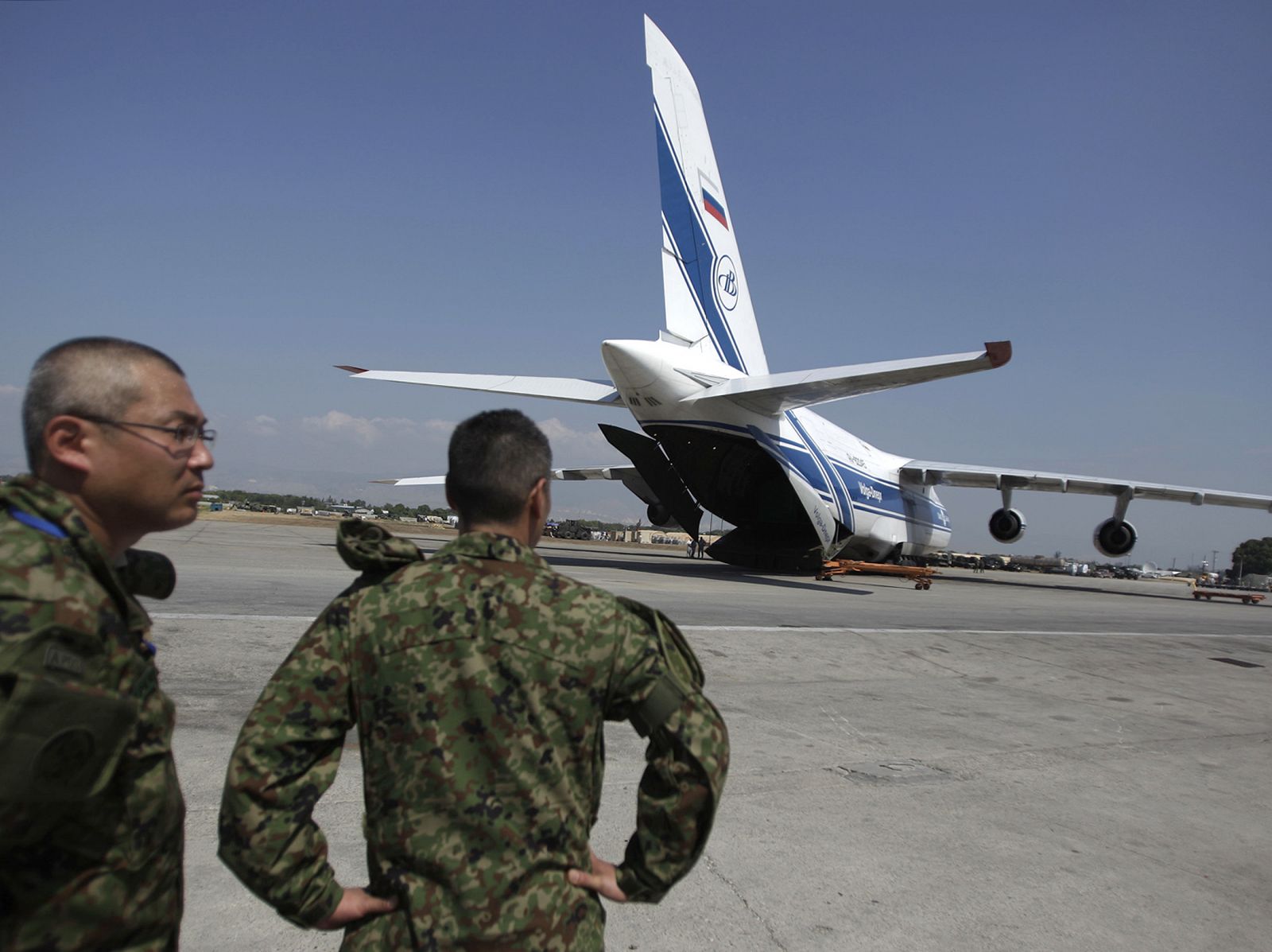 Soldados japoneses observan la llegada de un avión Antonov, cargado de ayuda humanitaria, al aeropuerto de Puerto Príncipe.